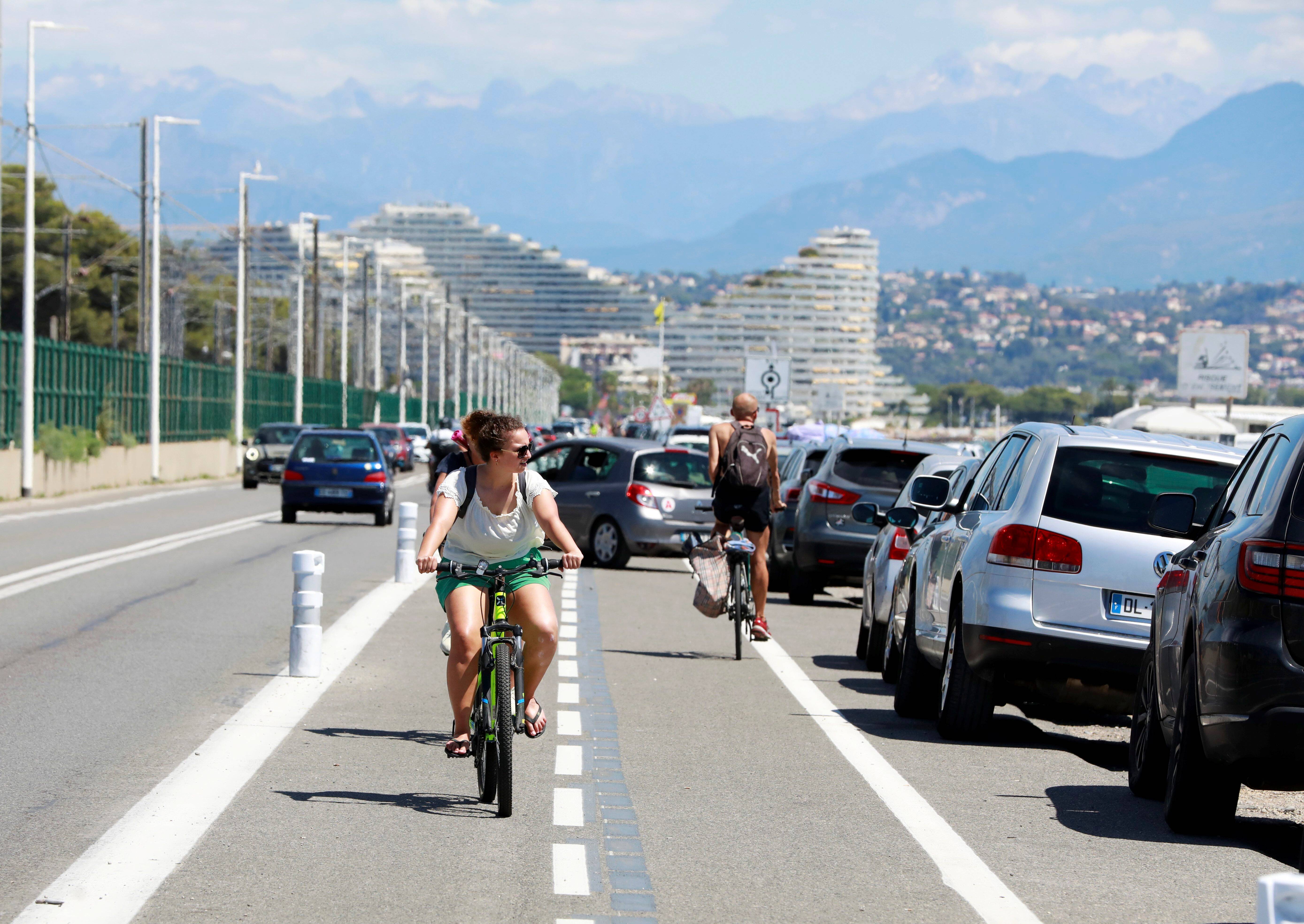 Cohabitation piétons, vélos et voitures sur le bord de mer entre Antibes et Villeneuve-Loubet, comment ça se passe ?