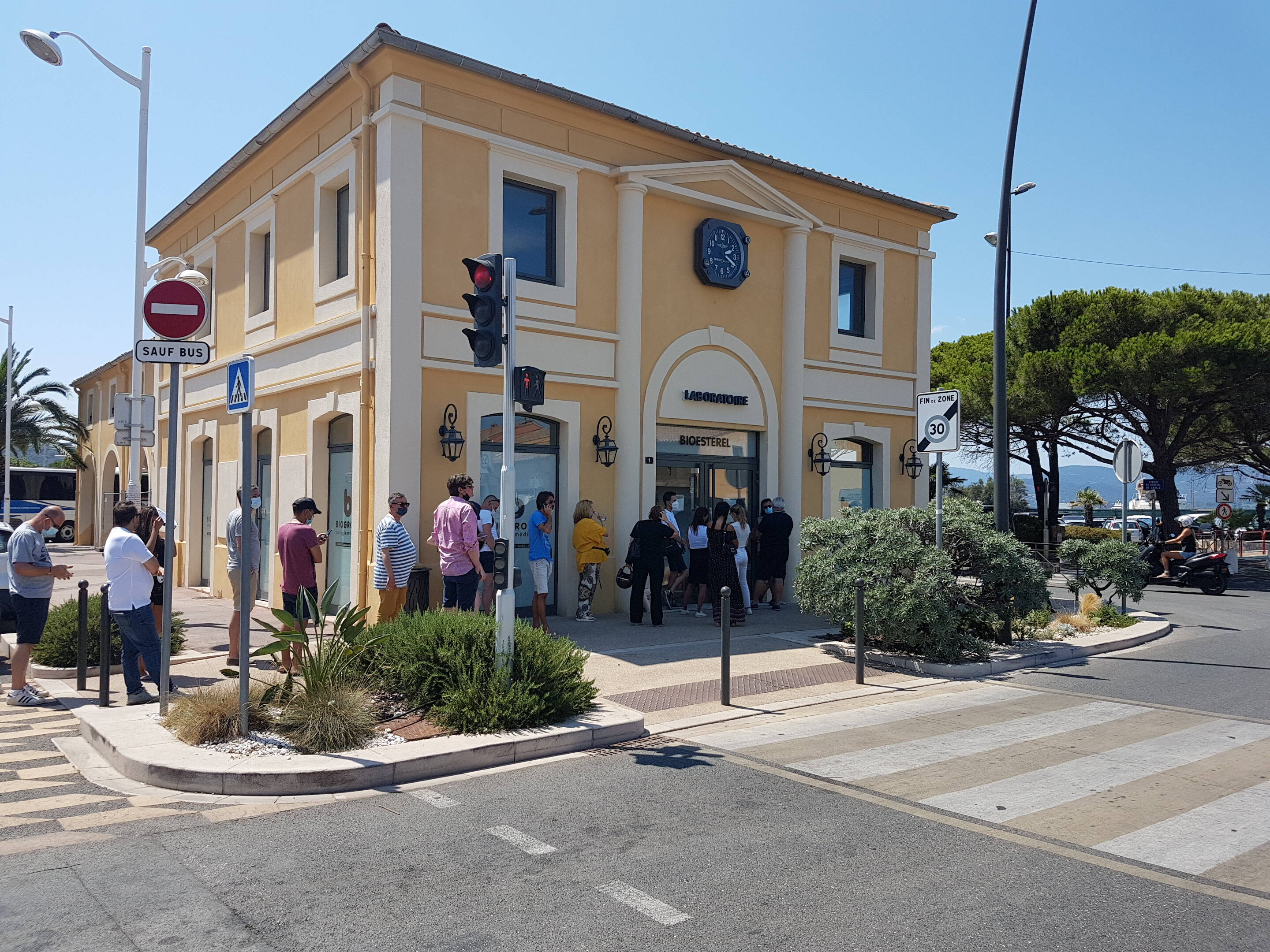 Ruée sur les dépistages et boom des tests positifs dans le golfe de Saint-Tropez, en pleine 4e vague