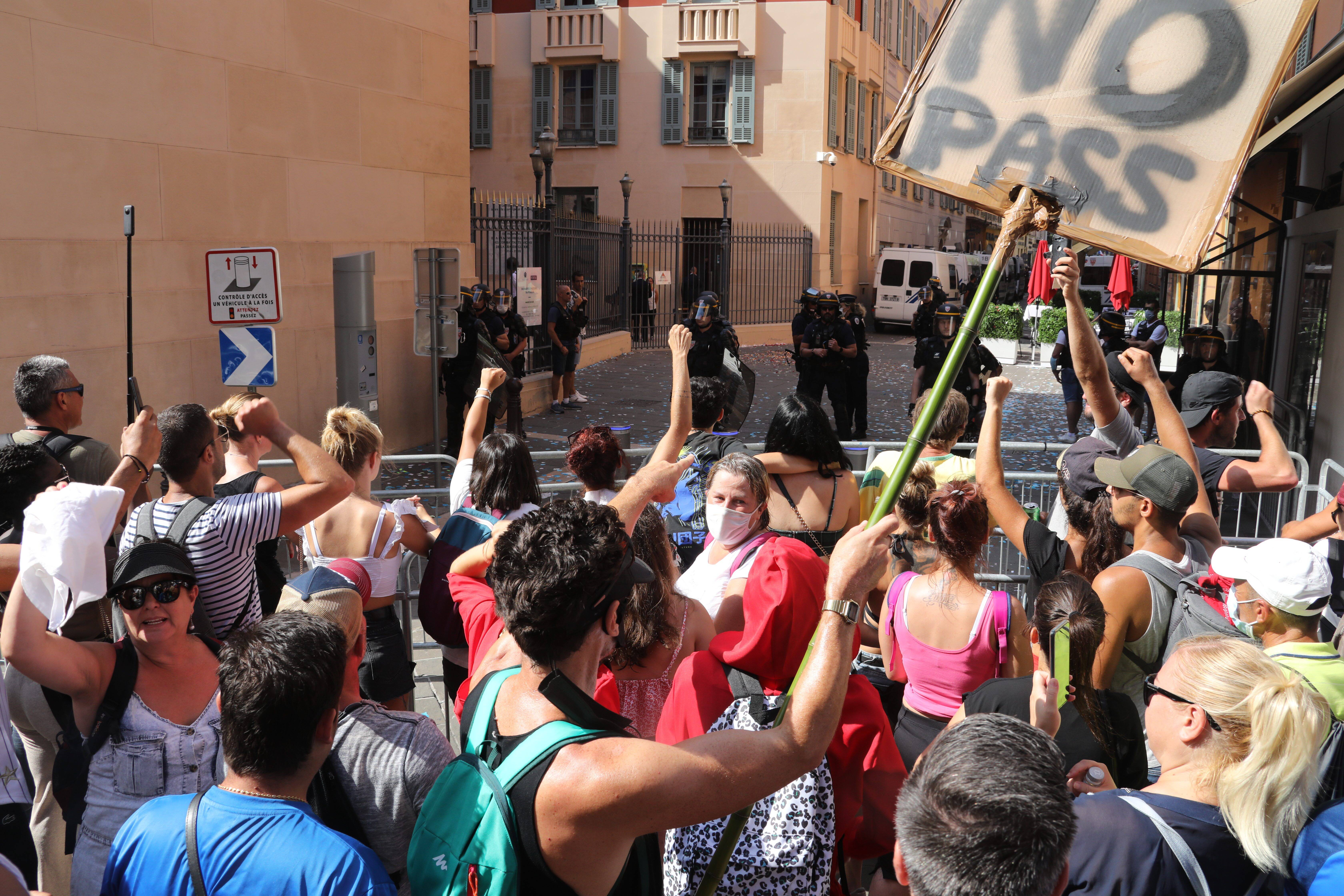 Après deux jours de garde à vue pour "violences" en marge de la manifestation anti pass sanitaire, un menuisier libéré en attendant son procès