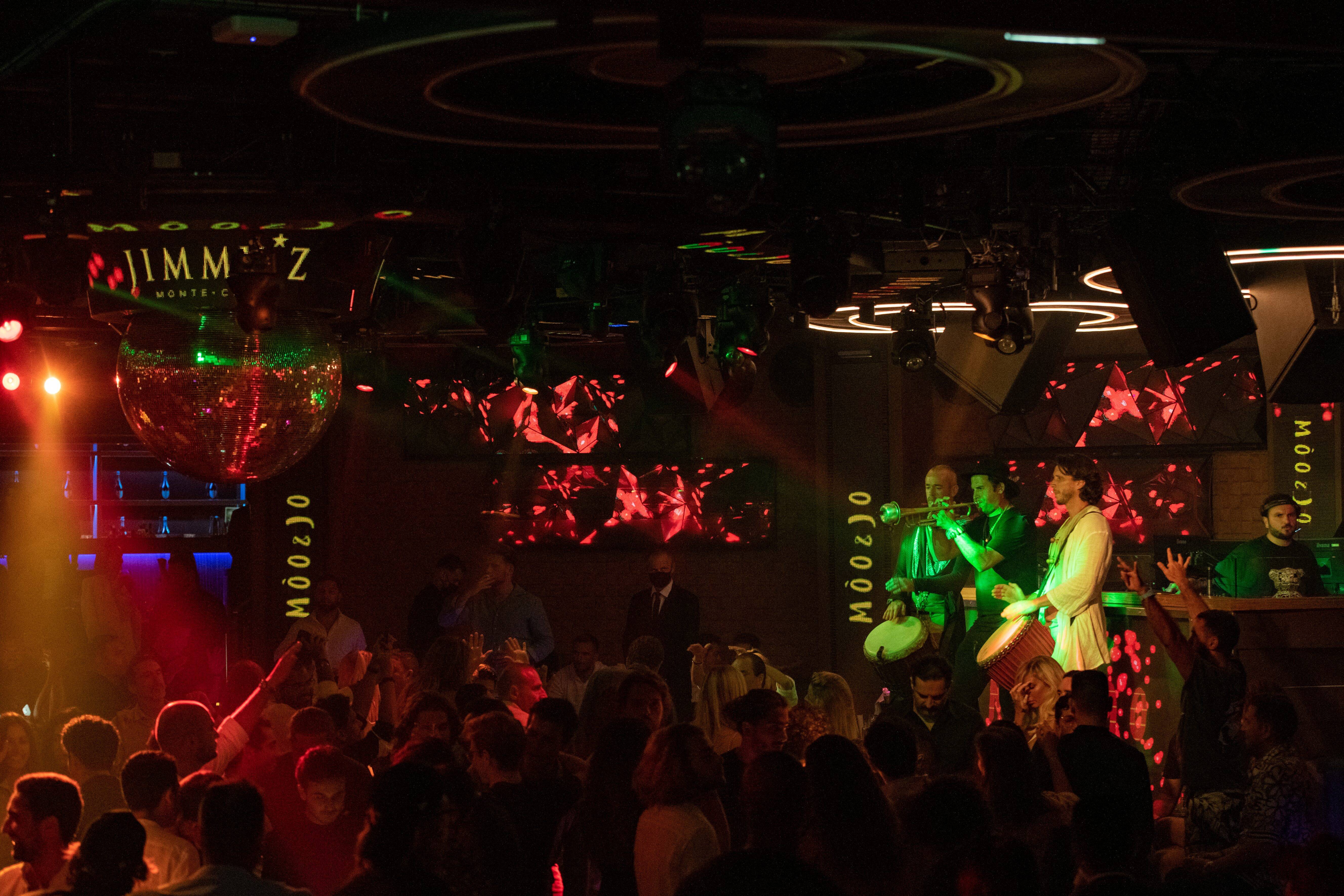 "Les VIP que nous avons reçus ont montré leur pass"... Au Jimmy'z, comment le dancefloor fait face à la crise sanitaire ?