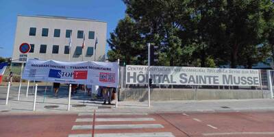 Les anti-pass sanitaire manifestent devant l'hôpital Sainte-Musse de Toulon