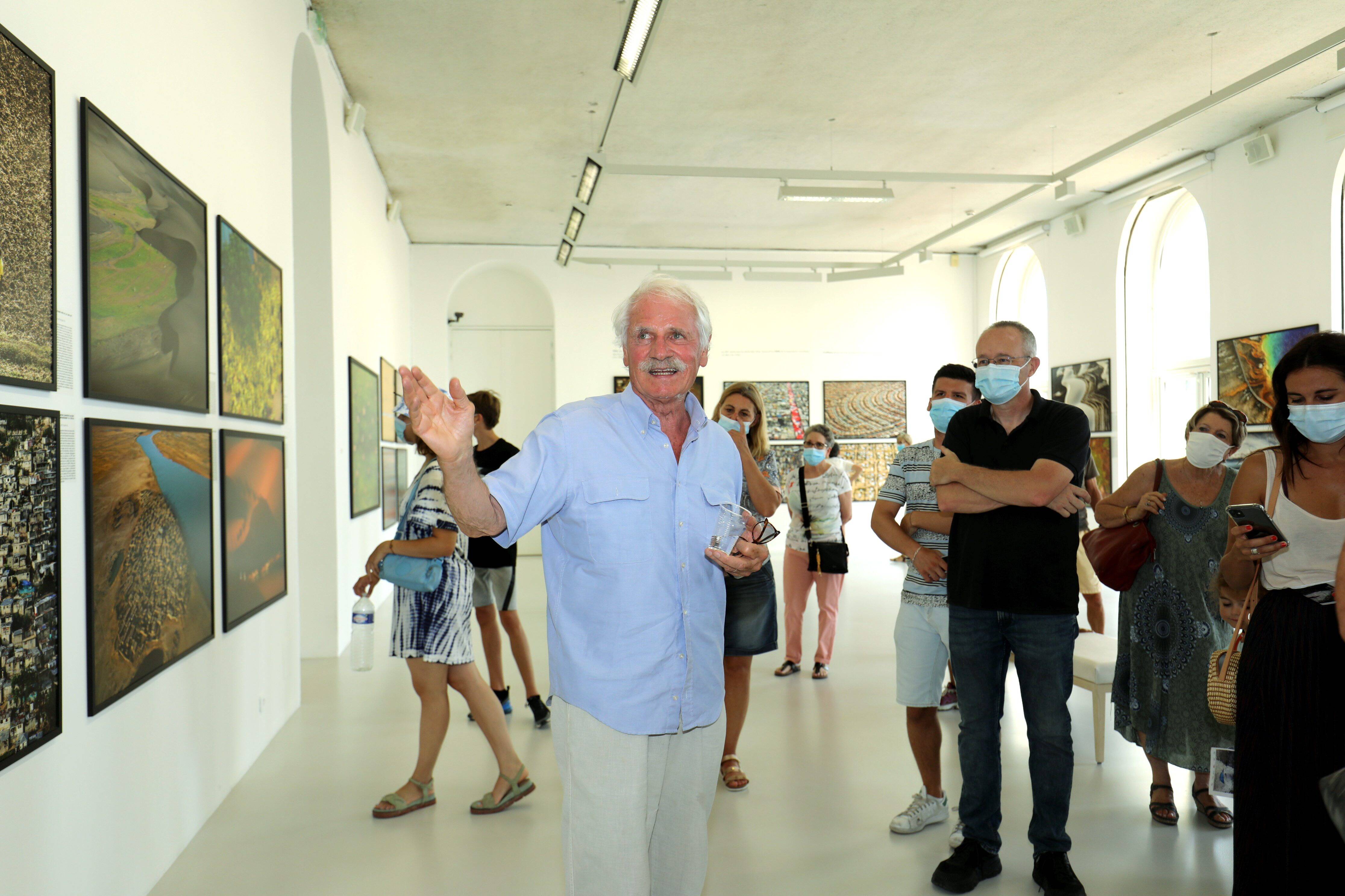 La Seyne: Yann Arthus-Bertrand en guide de luxe de sa propre expo à la Villa Tamaris