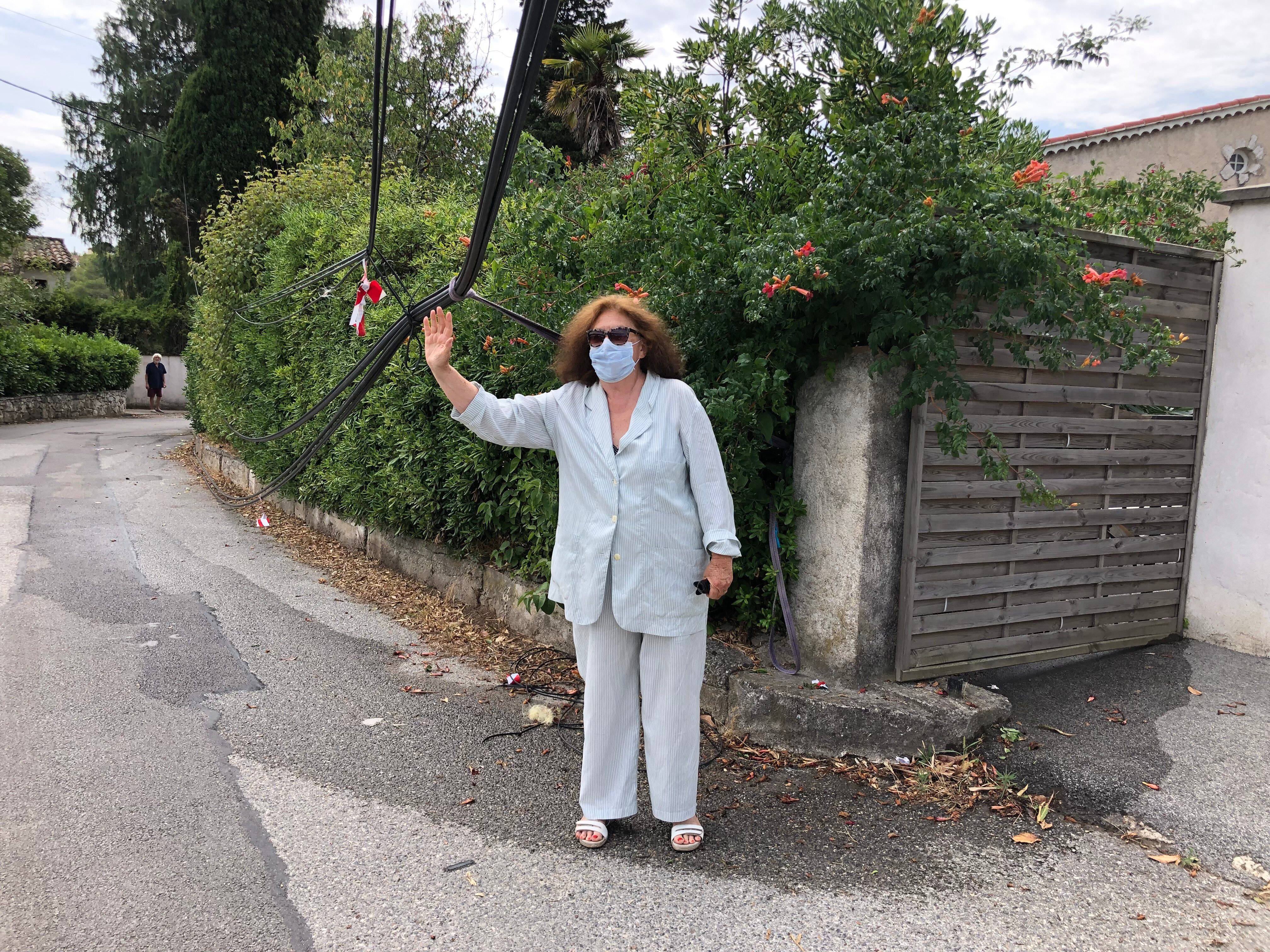 Mais pourquoi y a-t-il des câbles au beau milieu de cette voie à Vence?