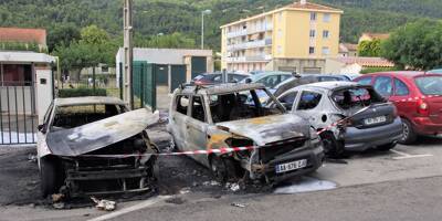 Trois voitures détruites par les flammes sur le parking d'une école à Solliès-Pont