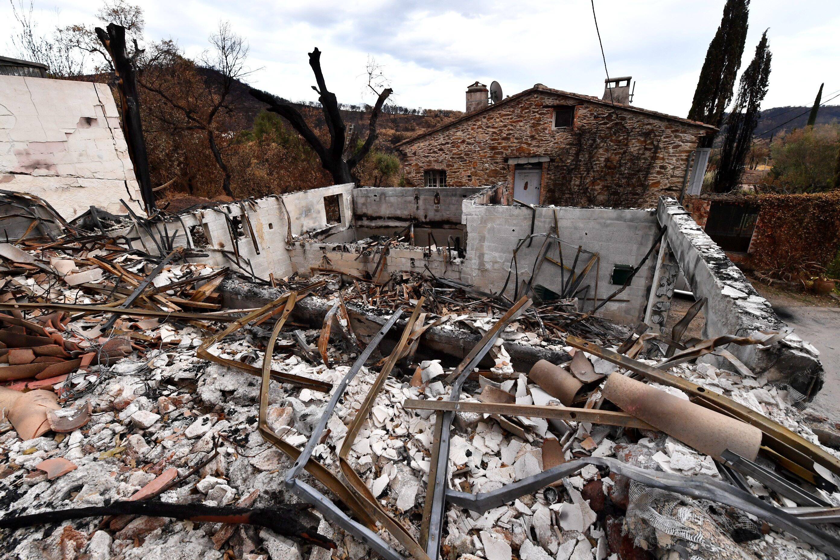 "On nous a laissés cramer": au Val de Gilly, les habitants dénoncent l'arrivée tardive des secours après l'incendie de Gonfaron