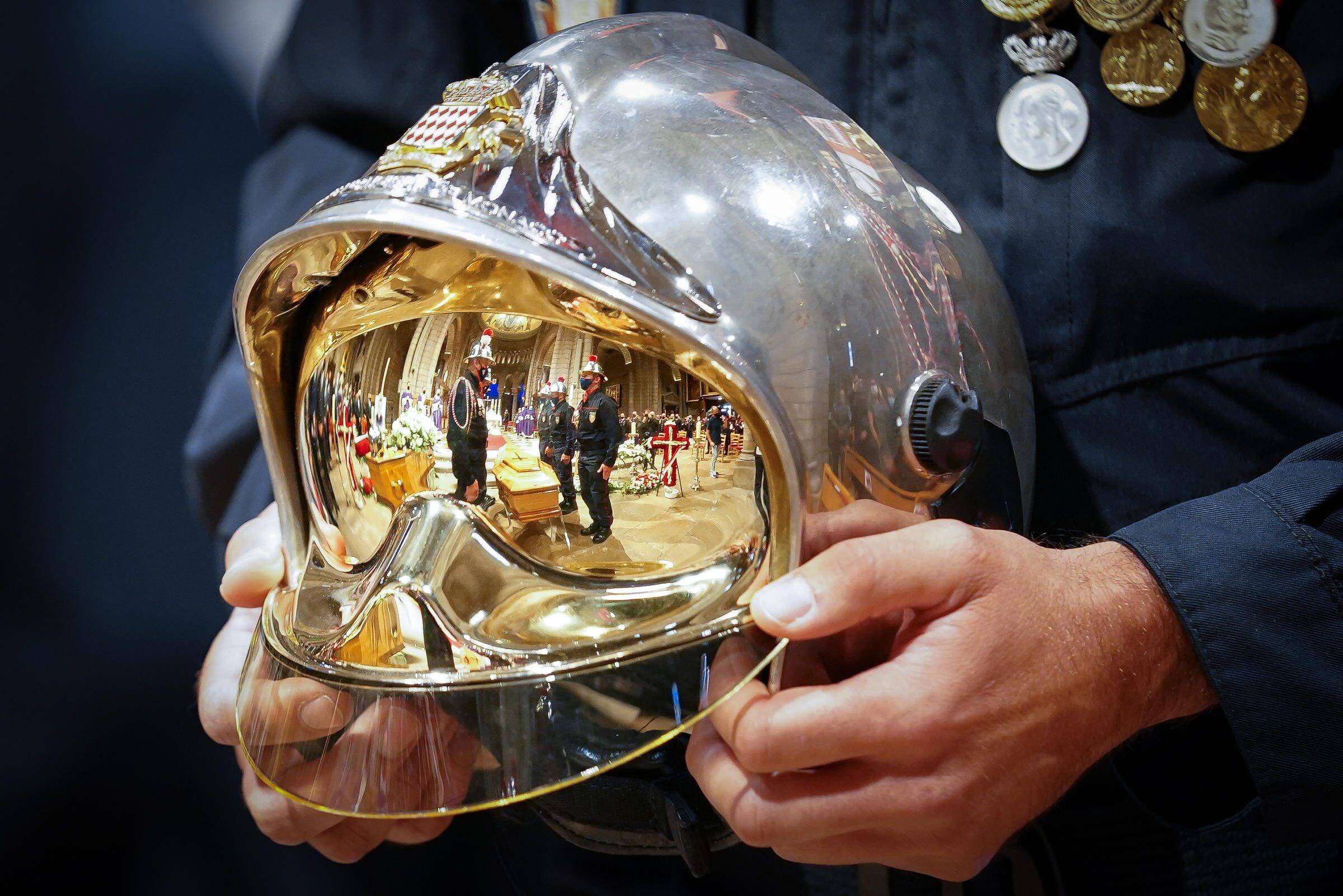 "Le Corps ne vous oubliera pas"... Un dernier hommage rendu aux deux pompiers de Monaco tués à Puget-Théniers