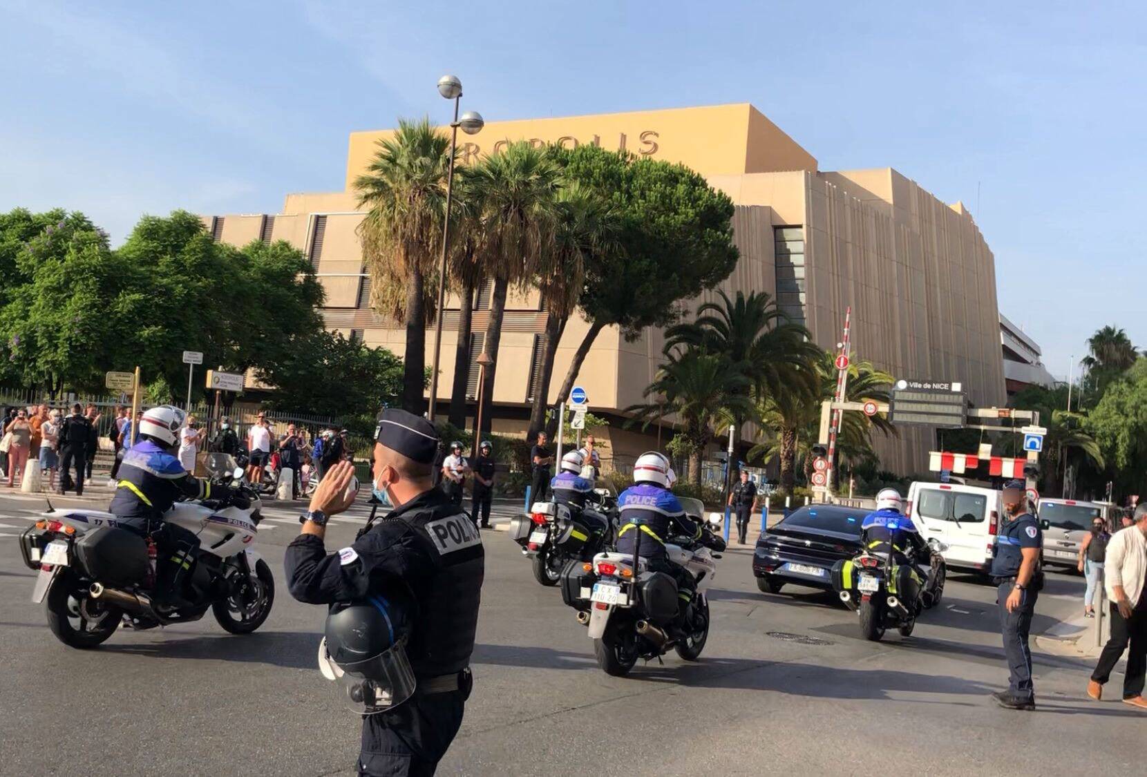 Du bleu, des bouchons et un comité d'accueil pour l'arrivée d'Emmanuel Macron à Nice