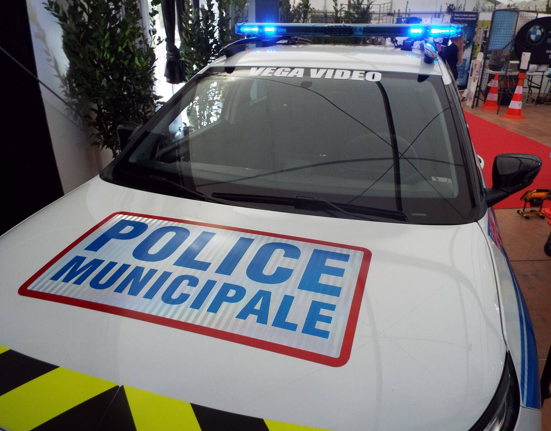 Il roule à toute vitesse avec un gyrophare sur le toit pour épater ses amis et se fait stopper... par de vrais policiers