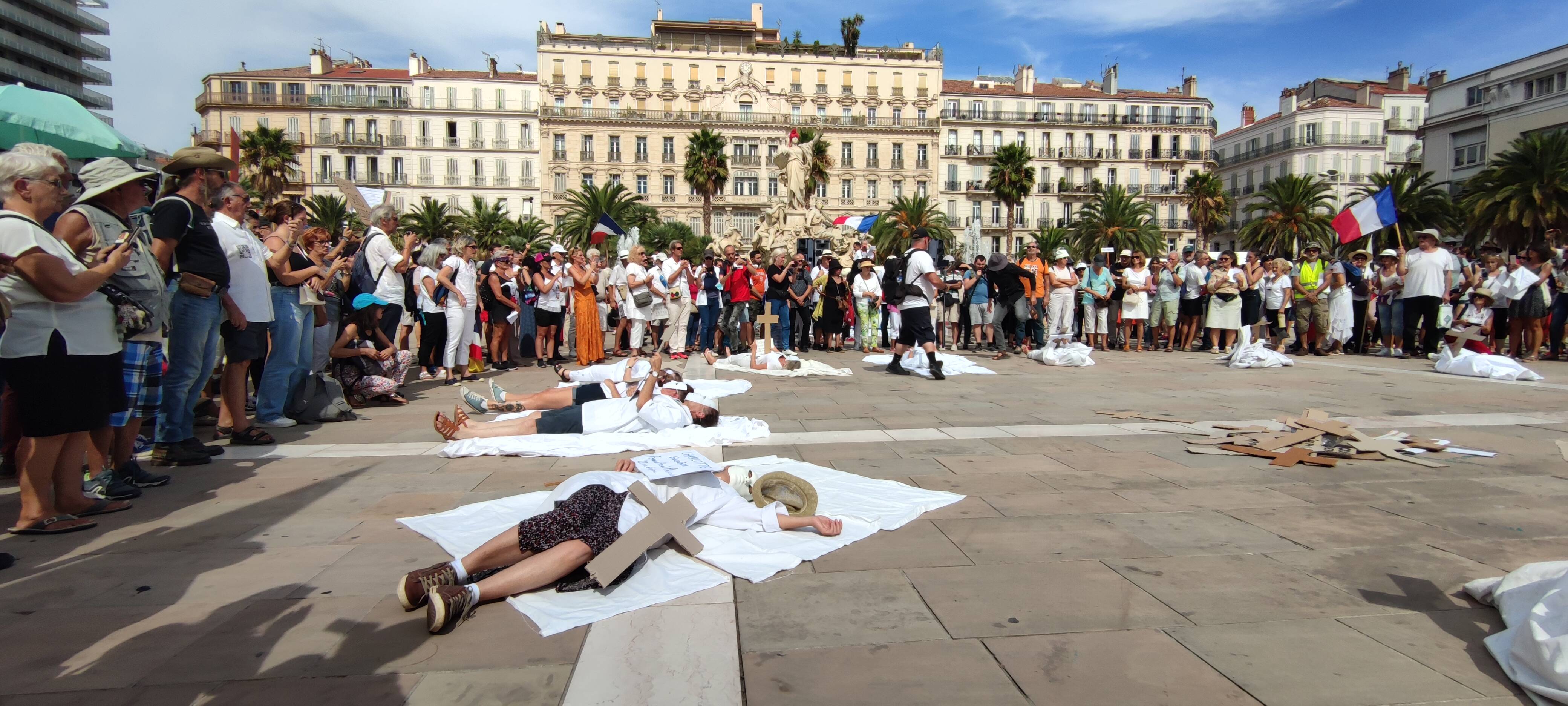 "Applaudis l'an dernier, mis à pied cette année..." Anti-pass et gilets jaunes ont manifesté ensemble à Toulon