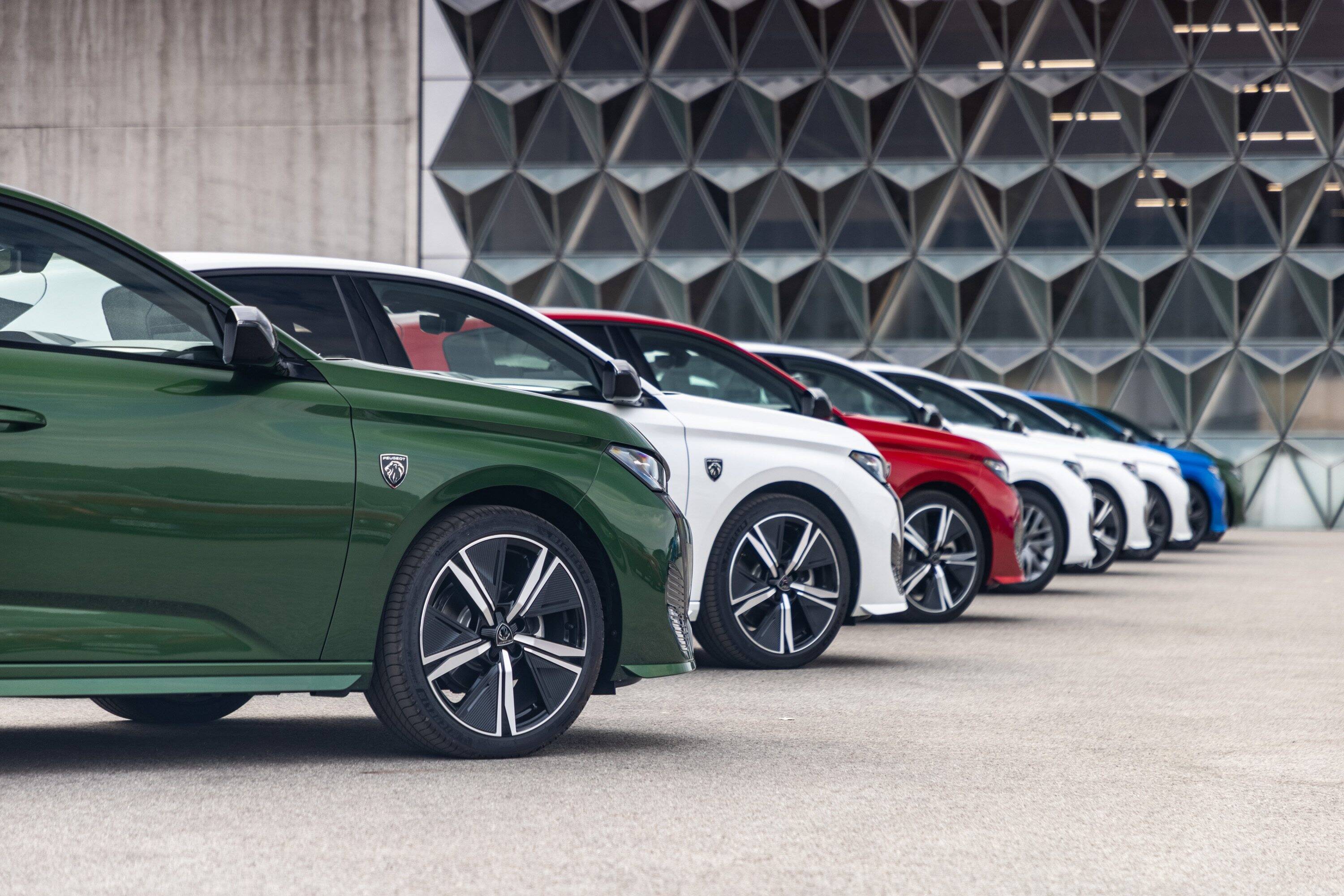 La nouvelle Peugeot 308 prend son envol à Cannes-Mandelieu