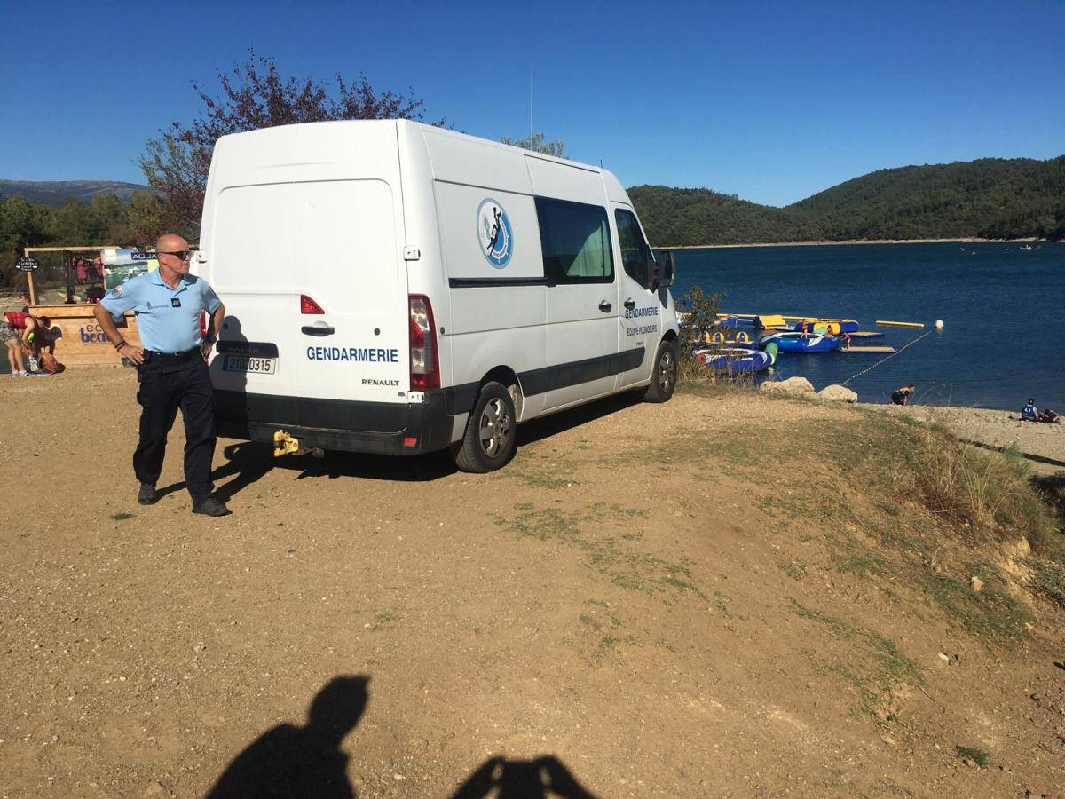 Lac de Saint-Cassien: il plonge pour sauver une jeune femme et ne remonte pas à la surface, les recherches se poursuivent