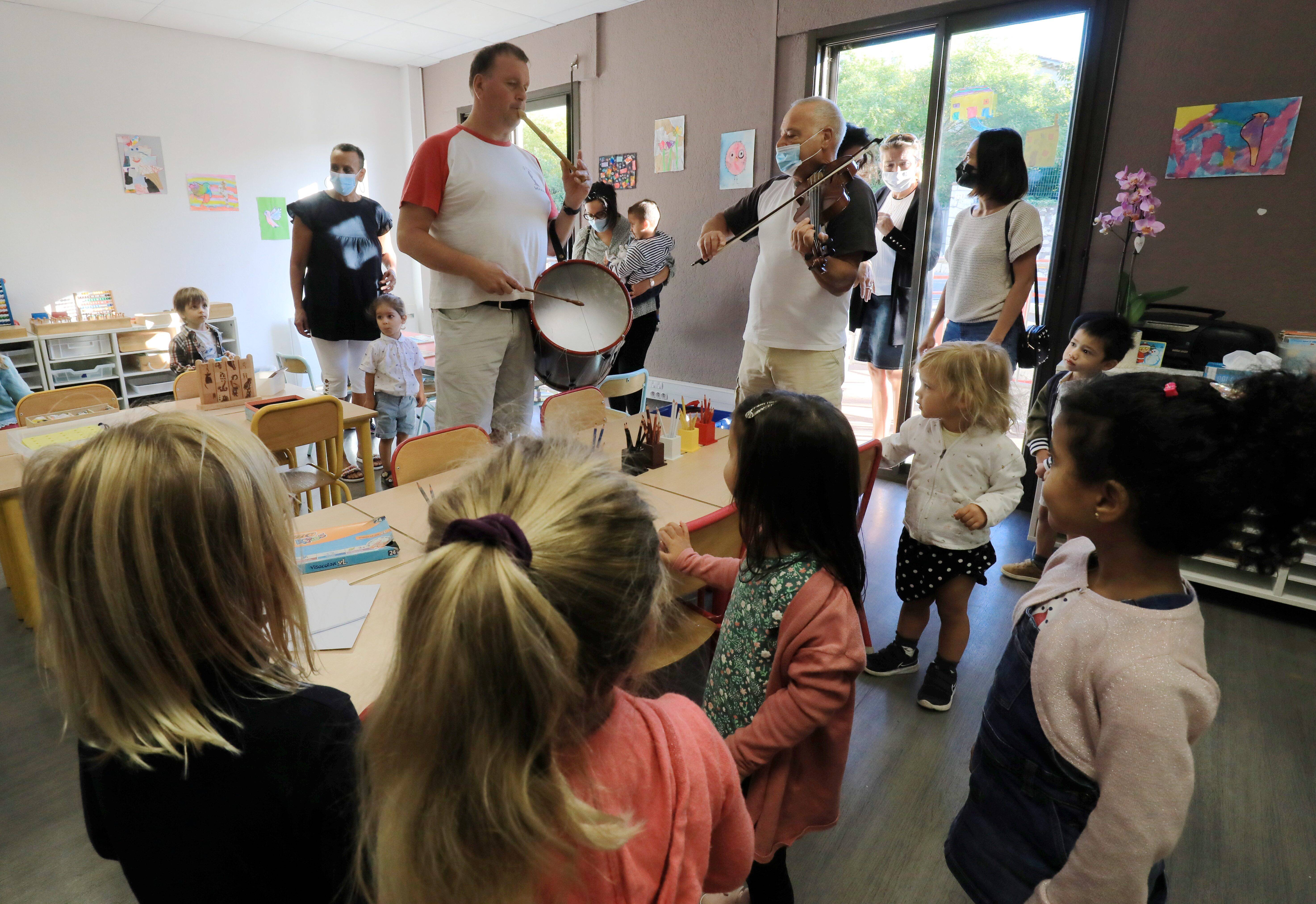 Une semaine après l'incendie, les enfants de l'école Leï Bigarradié à Vence sont retournés en classe ce lundi matin
