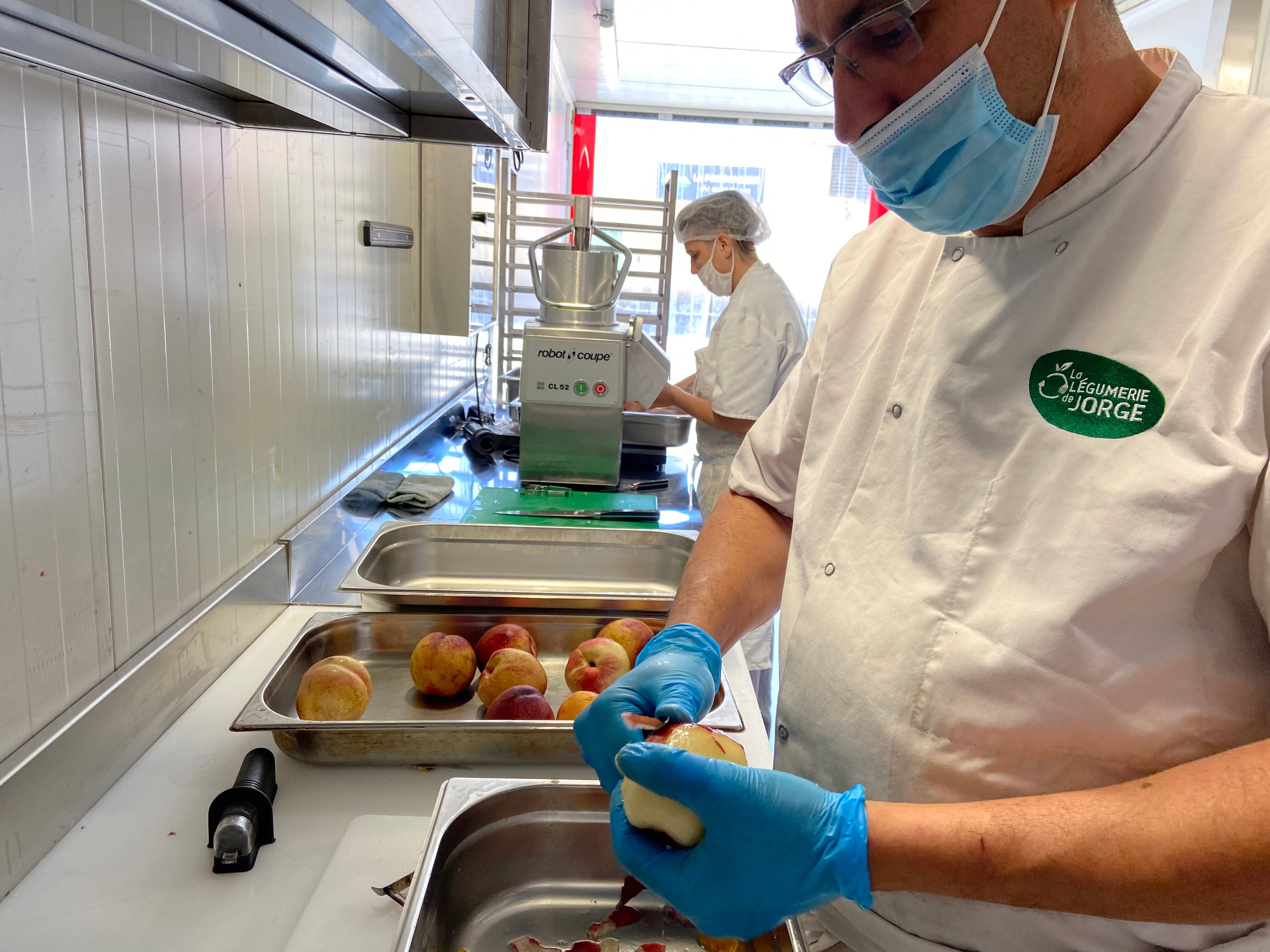 Lutte contre le gaspillage et insertion professionnelle: la "Légumerie de Jorge" au coeur du MIN de Nice