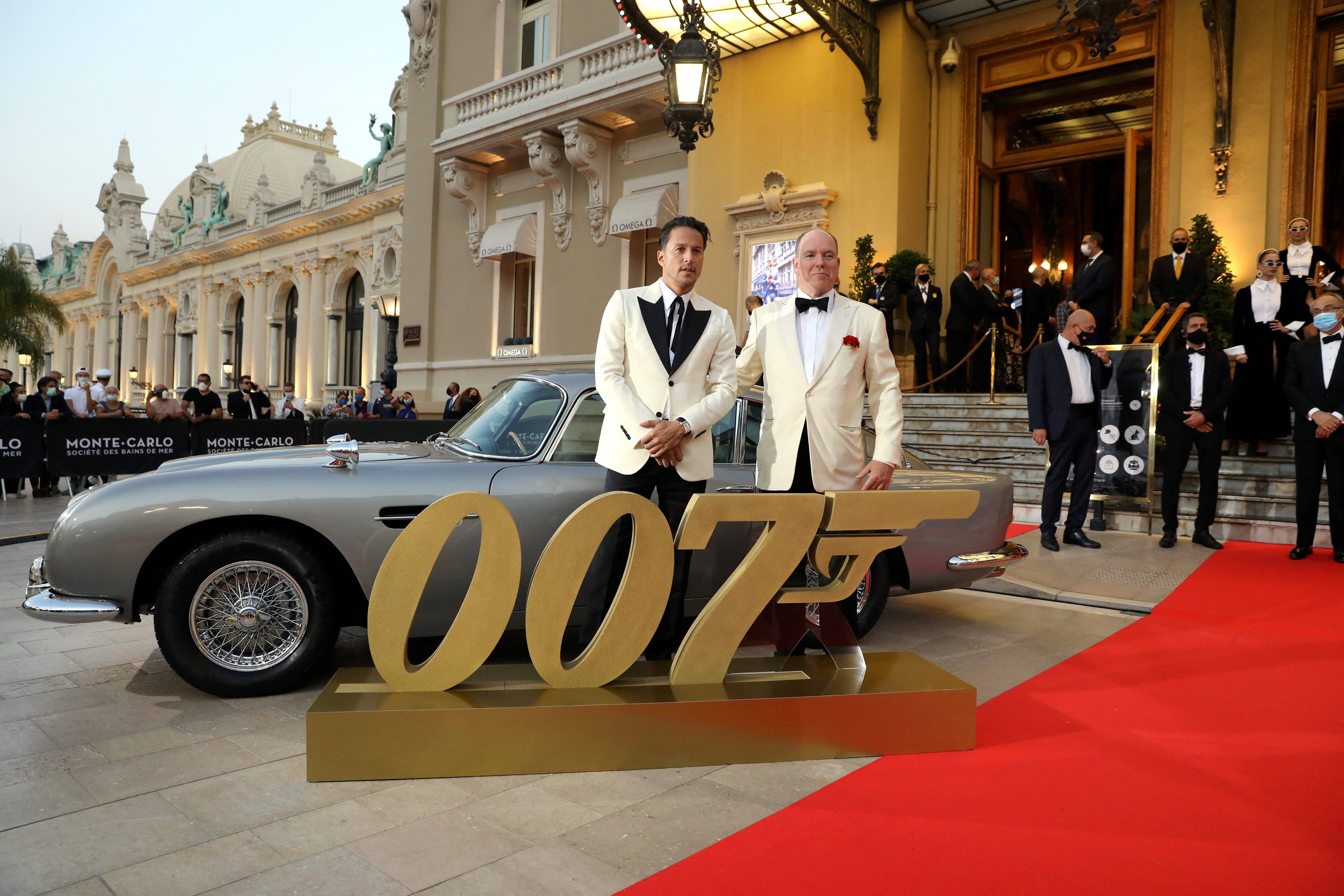 Le prince Albert II et Sharon Stone sur la place du Casino de Monte-Carlo pour les aventures de James Bond