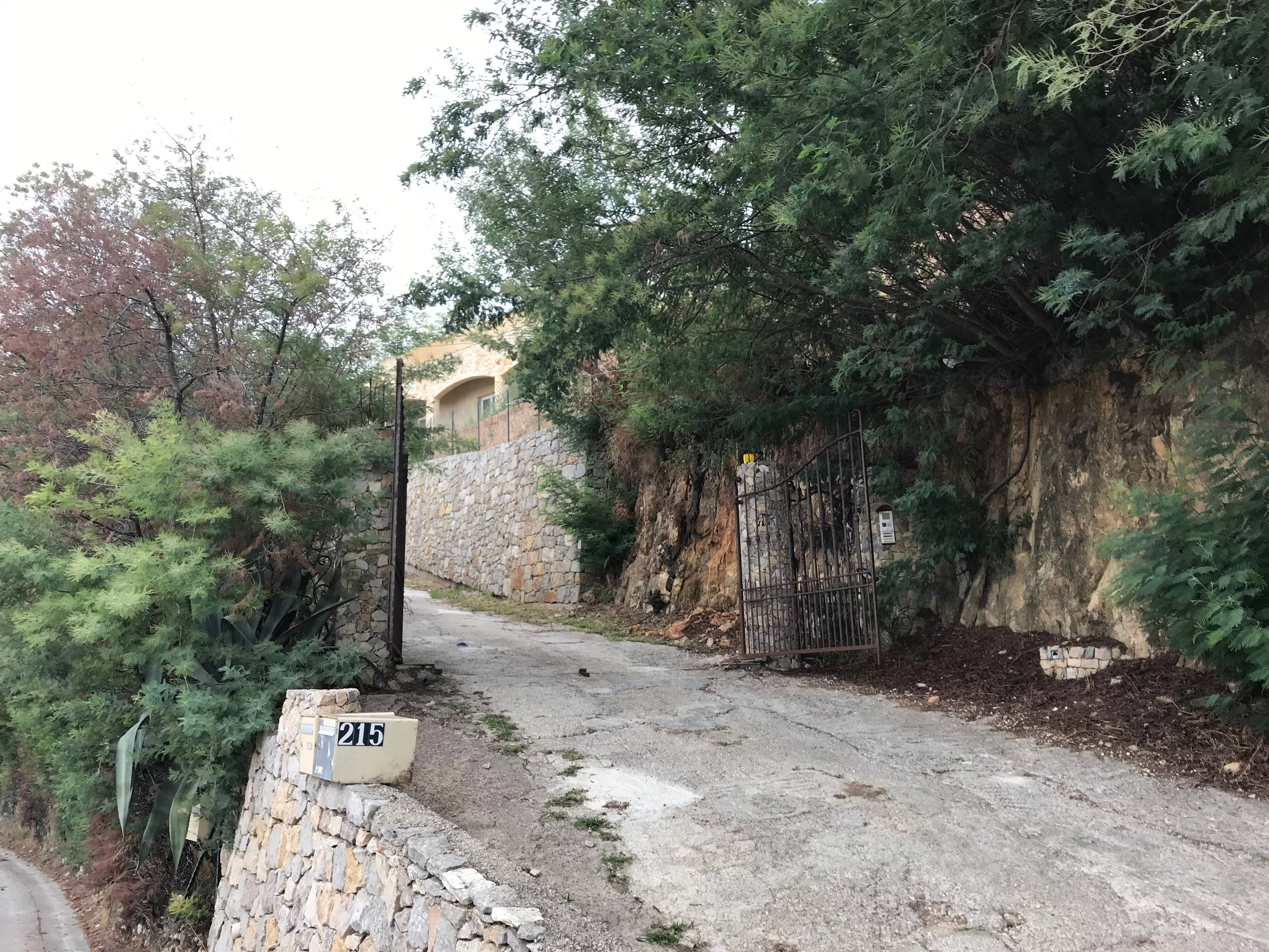 À Mandelieu, il veut plonger dans sa piscine depuis la fenêtre du deuxième étage... et atterrit sur le béton