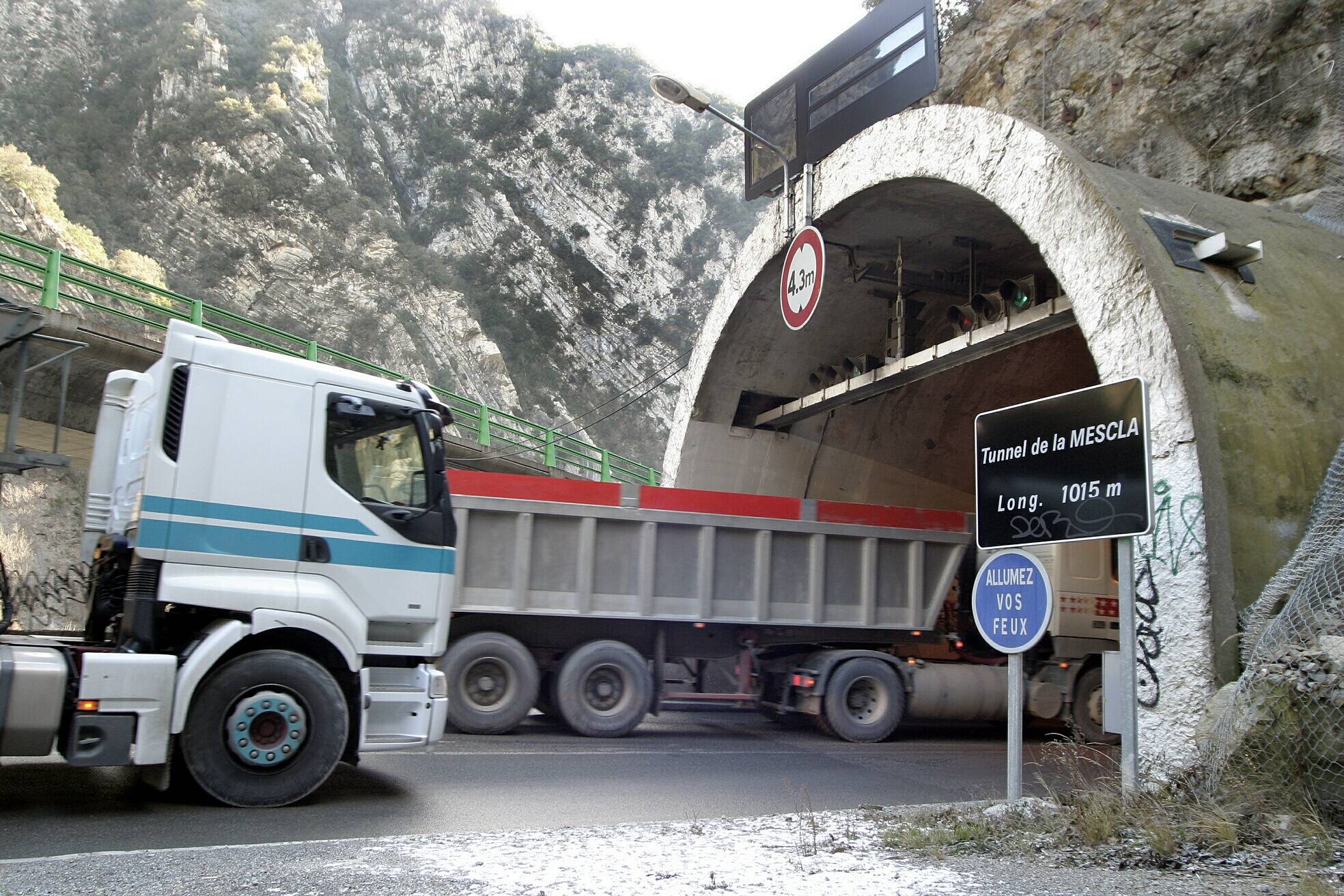 Pourquoi la route pour rejoindre les vallées est fermée entre la gare de la Tinée et la Mescla