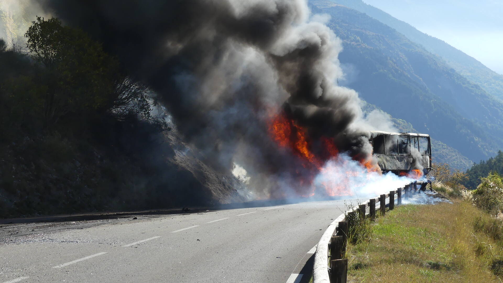 A bus catches fire in Auron, no injuries thanks to the driver’s composure