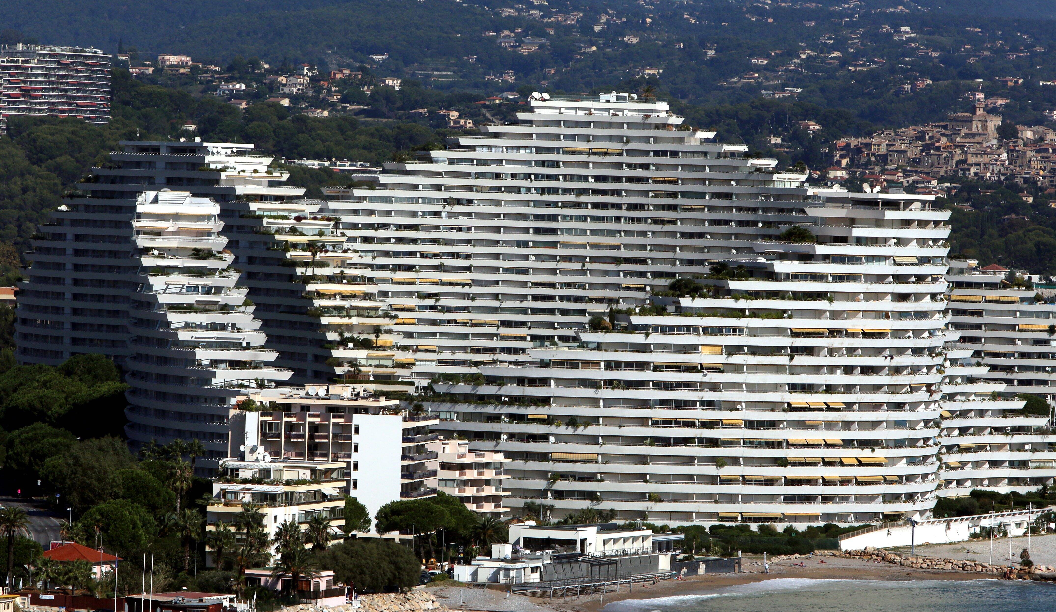 Pourquoi n'y a-t-il plus de bancs publics au coeur de la Marina à Villeneuve-Loubet?