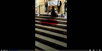 Une aide-soignante verse du faux sang devant la mairie de Menton pour protester contre l'obligation vaccinale