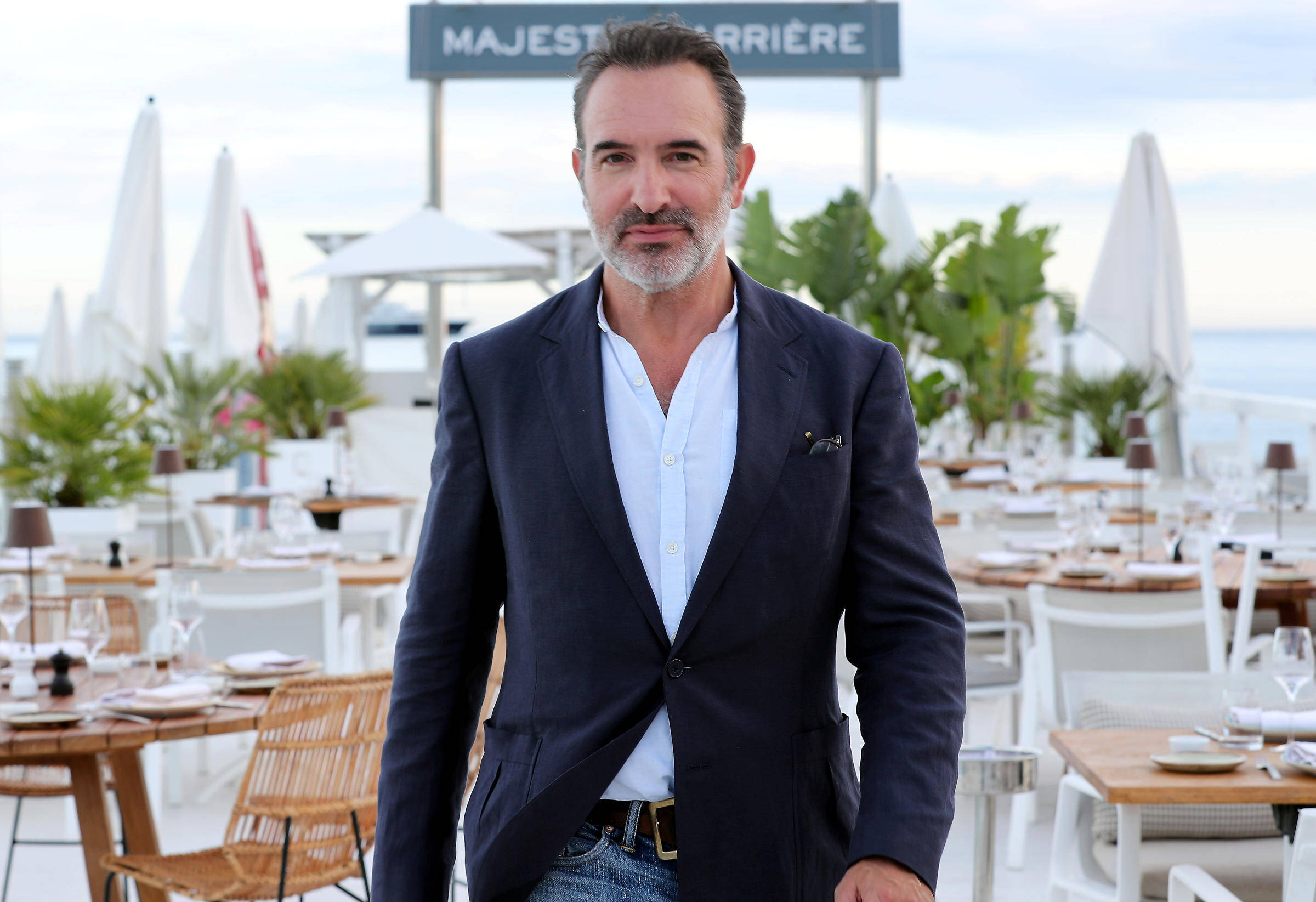 "C'est un truc de fou" : après son tournage, Jean Dujardin remercie le mauvais village (et ça fait bien rire le maire)