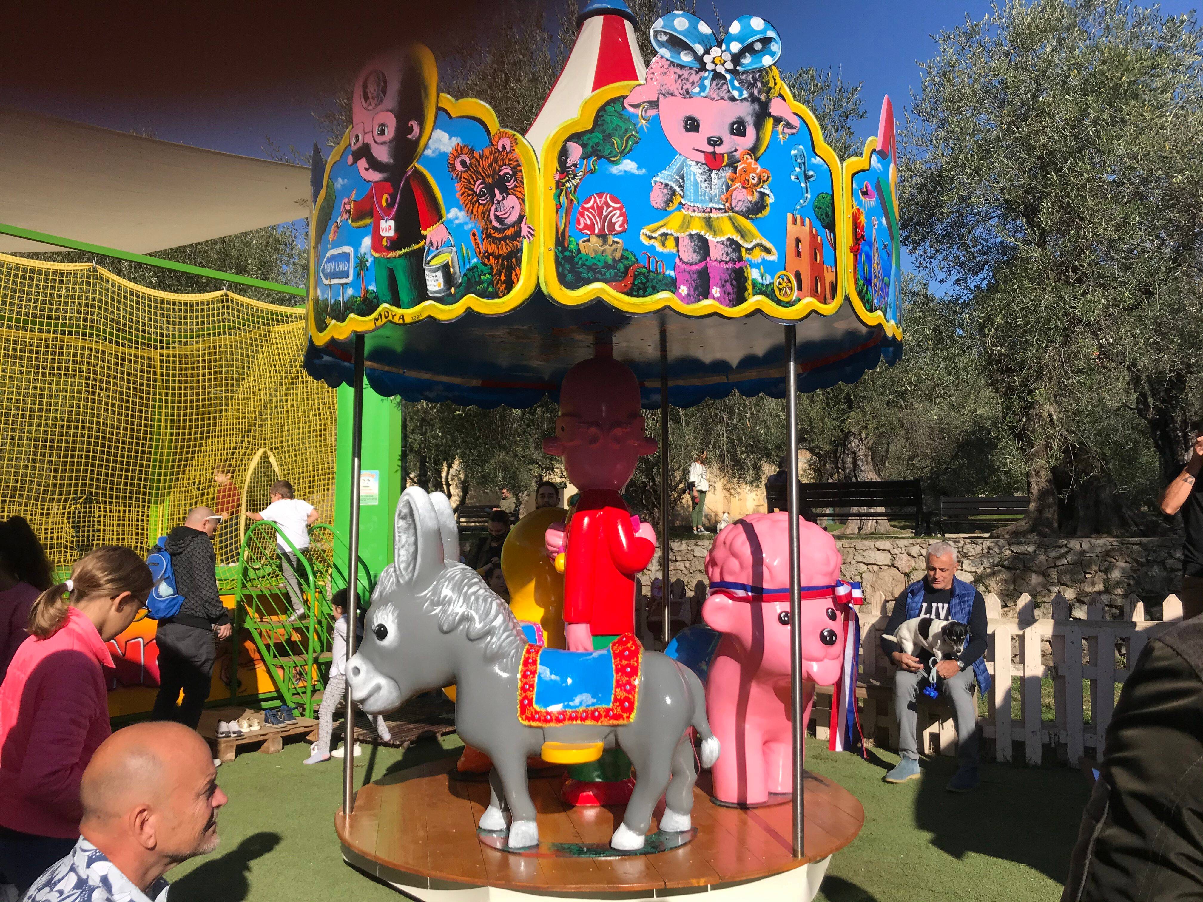 Et si vous alliez aux Arènes de Cimiez de Nice faire un tour du manège enchanté par Moya?