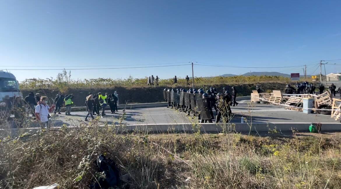 Les manifestants rassemblés au dépôt pétrolier de Puget-sur-Argens délogés par les forces de l'ordre