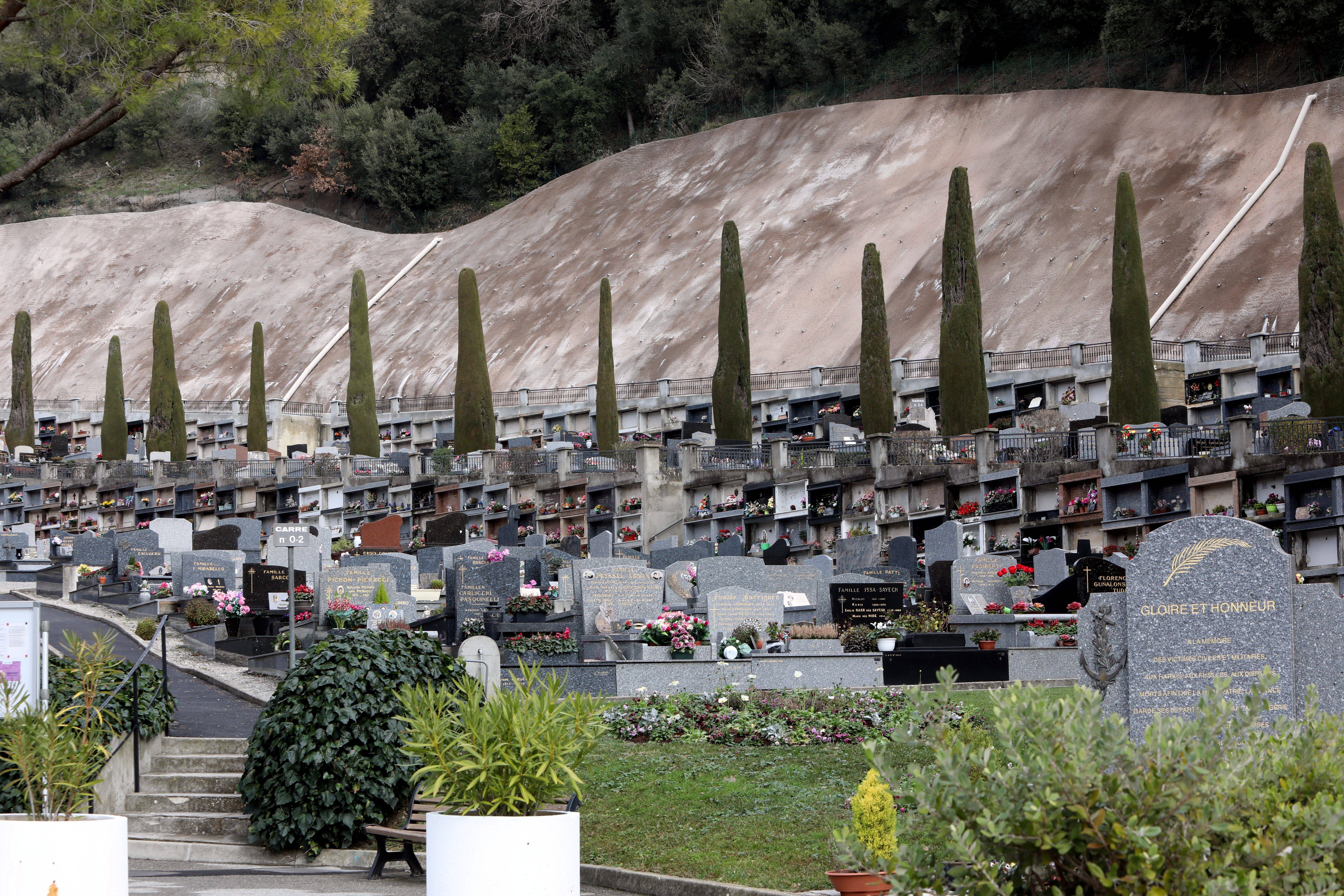 À Cagnes-sur-Mer, les employés mettent le feu à une haie... en voulant nettoyer le cimetière
