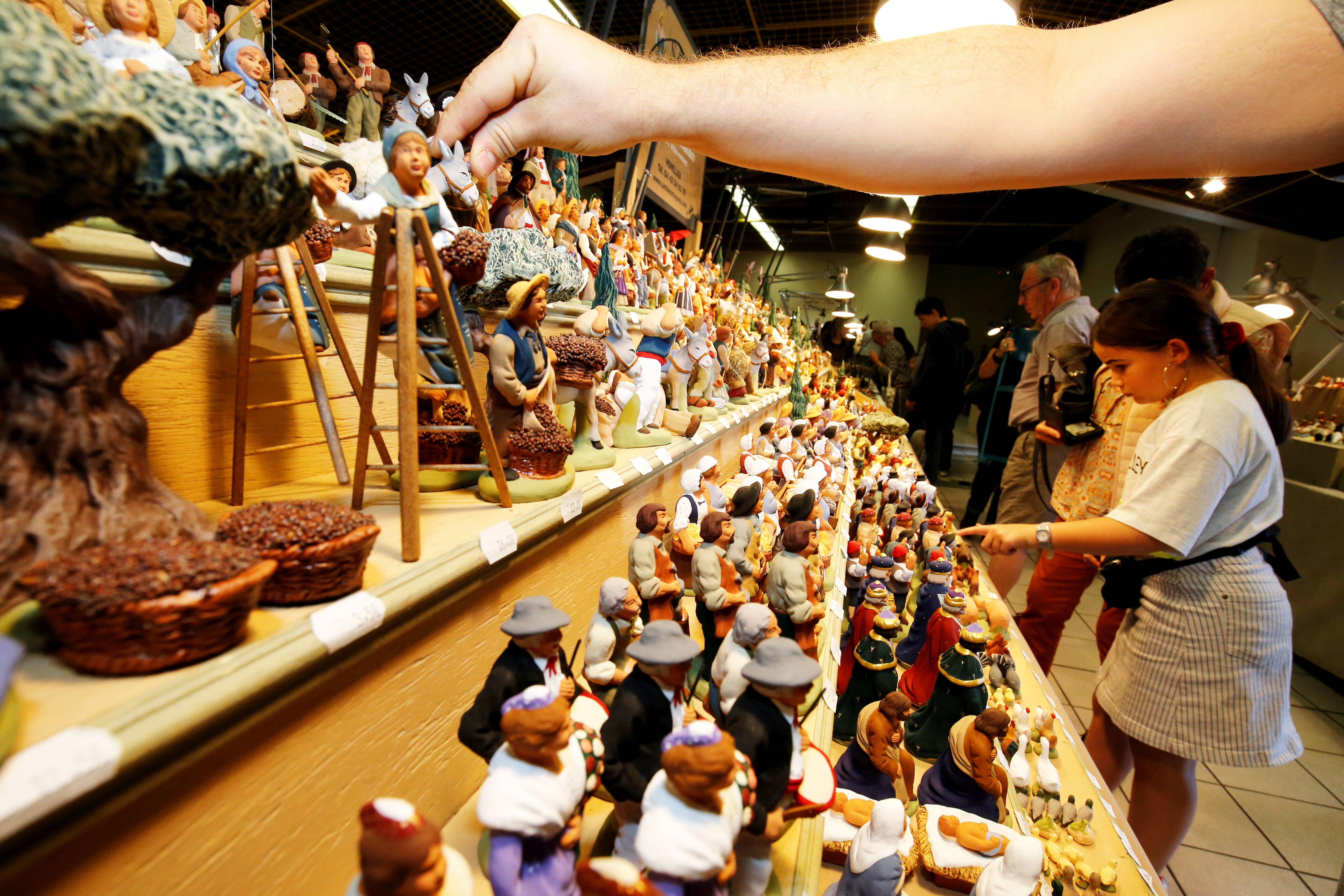 "Tous les exposants réalisent eux-mêmes les sujets et décors": la Foire aux santons d'Antibes mise sur le 100 % local