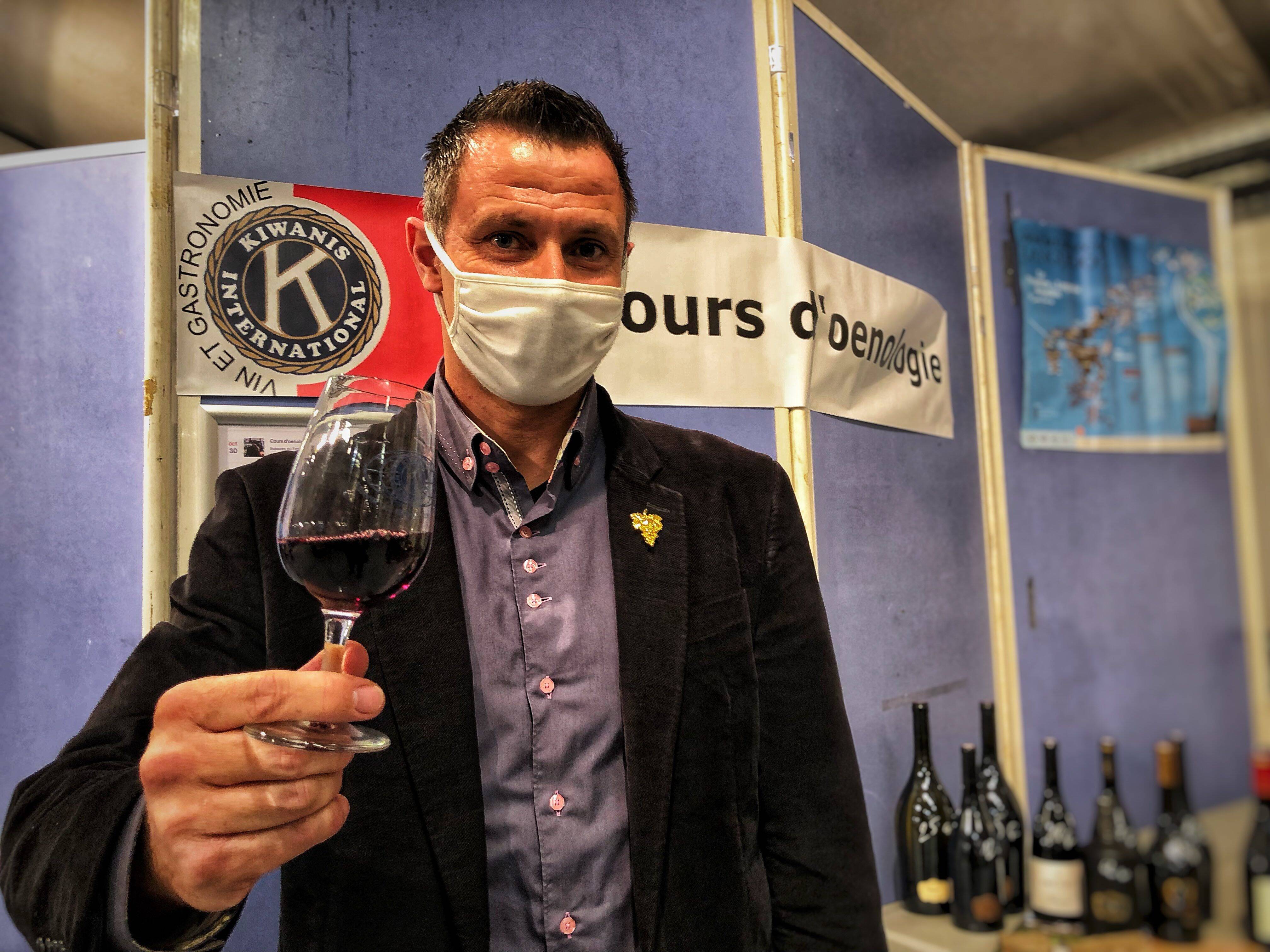 Vous apprendre à goûter un vin, en démystifier les codes : c'est le boulot de ce sommelier, ce week-end à Antibes