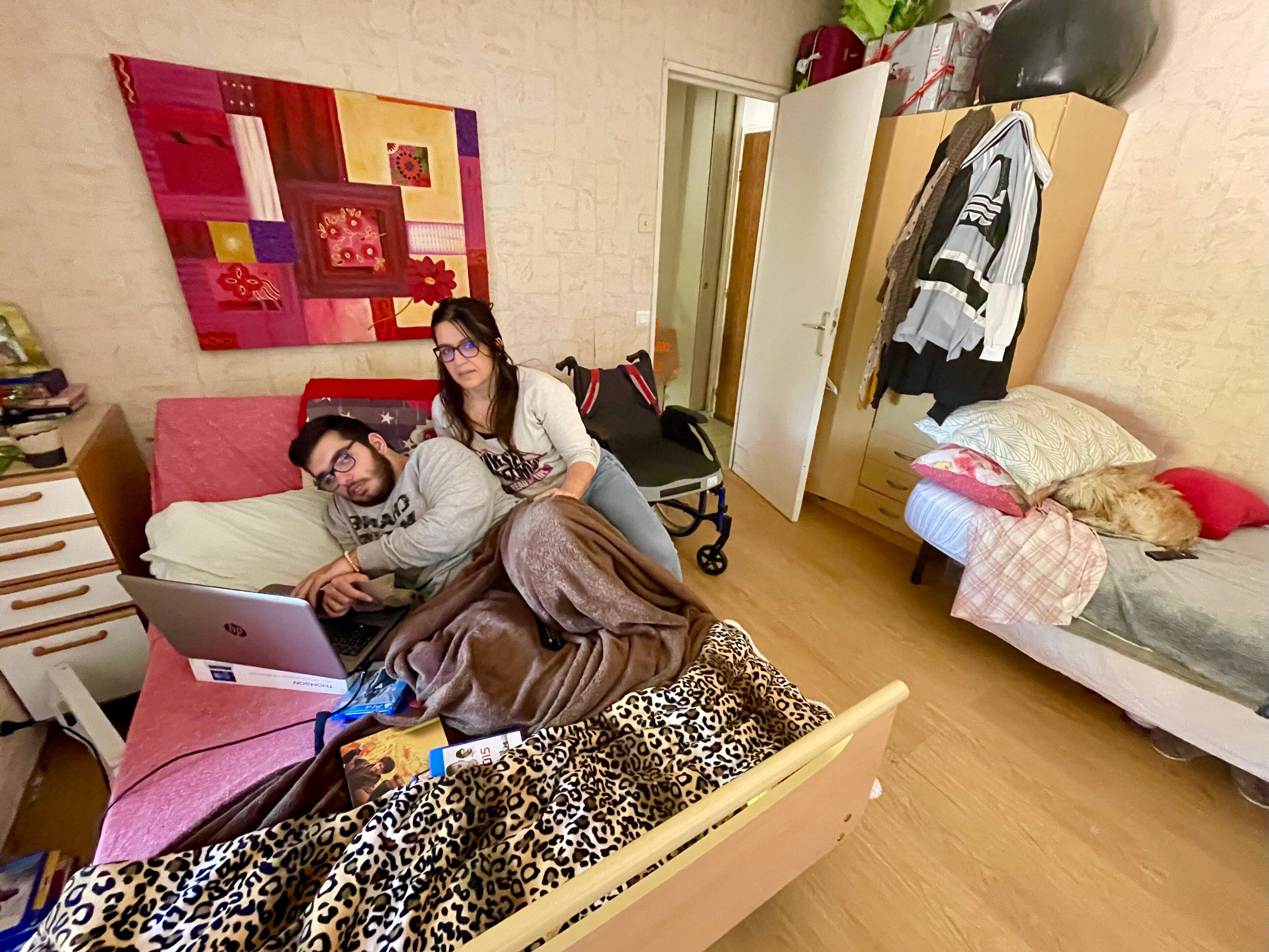 Son fils handicapé ne peut pas circuler dans l'appartement: le combat d'une mère pour être relogés dignement