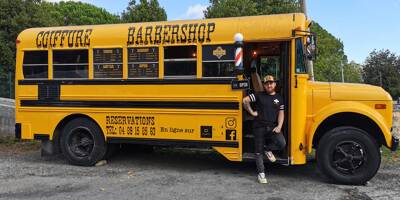 Il coiffe et rase ses clients dans un bus scolaire américain installé à Saint-Jeannet