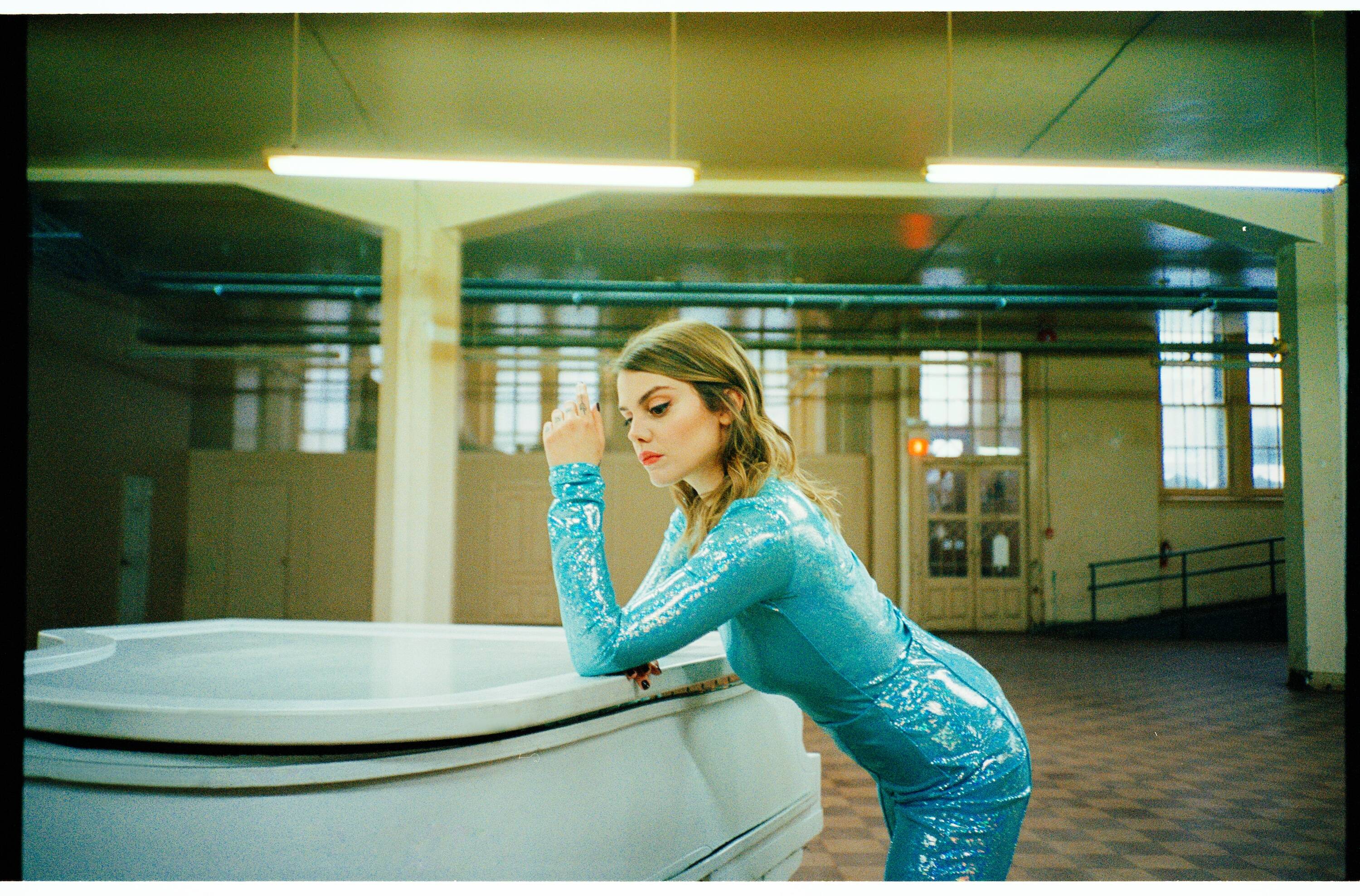 "Quand il y a des femmes à des postes décisionnaires, on peut avoir un changement culturel": Coeur de pirate se confie avant son concert dans les Alpes-Maritimes