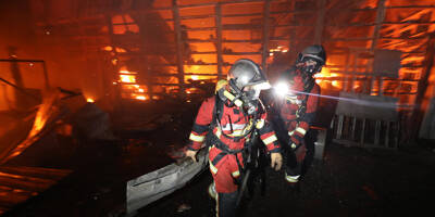 Les impressionnantes photos du feu qui a ravagé un entrepôt à Fréjus