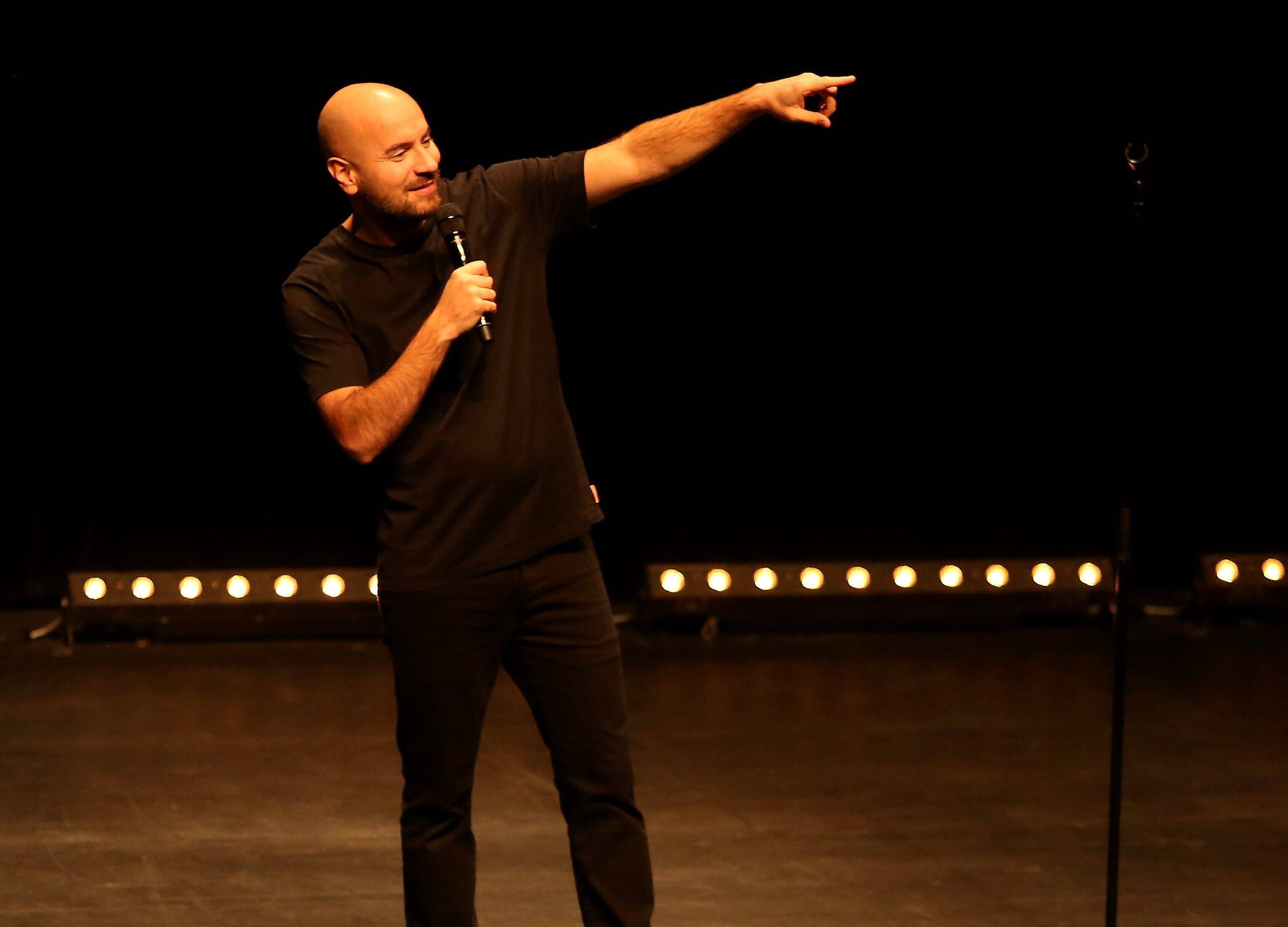 Kyan Khojandi sur scène à Sainte-Maxime: une ovation, mais sans l'extase comique