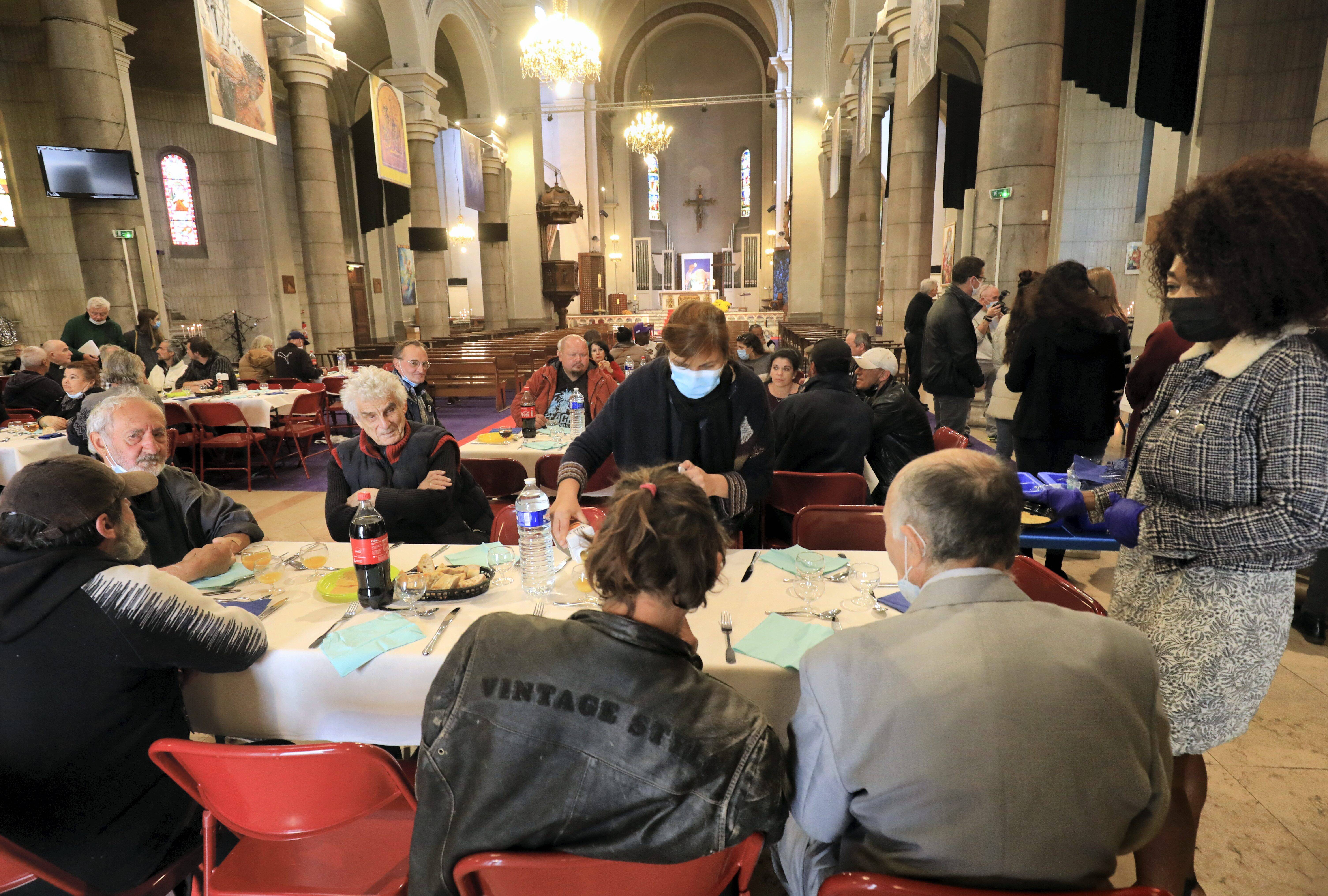 Un repas étoilé servi dans une église de Nice pour la Journée mondiale des pauvres