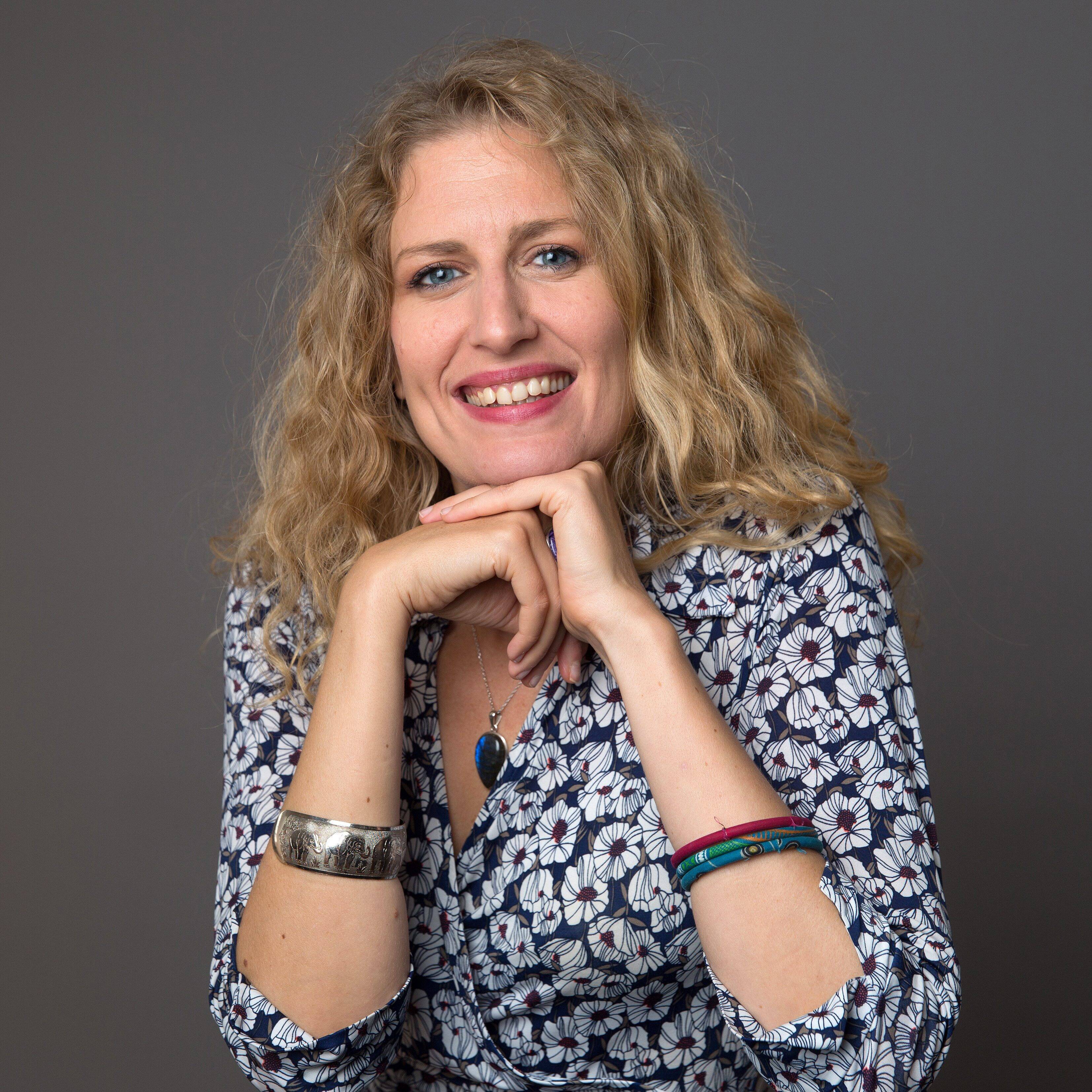 "Il faut dénumériser un peu notre quotidien": cette journaliste donne une conférence sur les dérives de l'intelligence artificielle