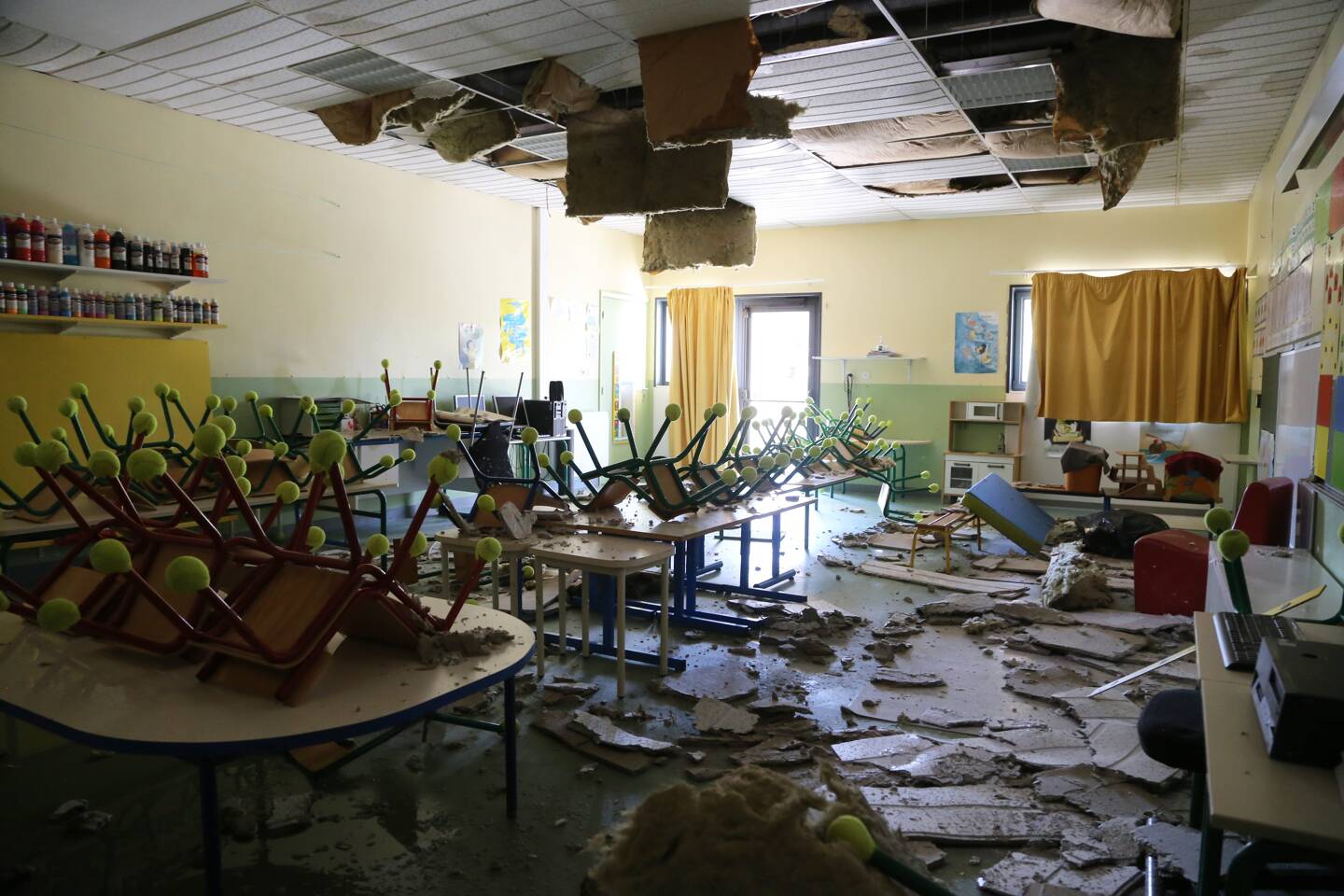 Les dégât causés par les intempéries à l'intérieur de l'école. 