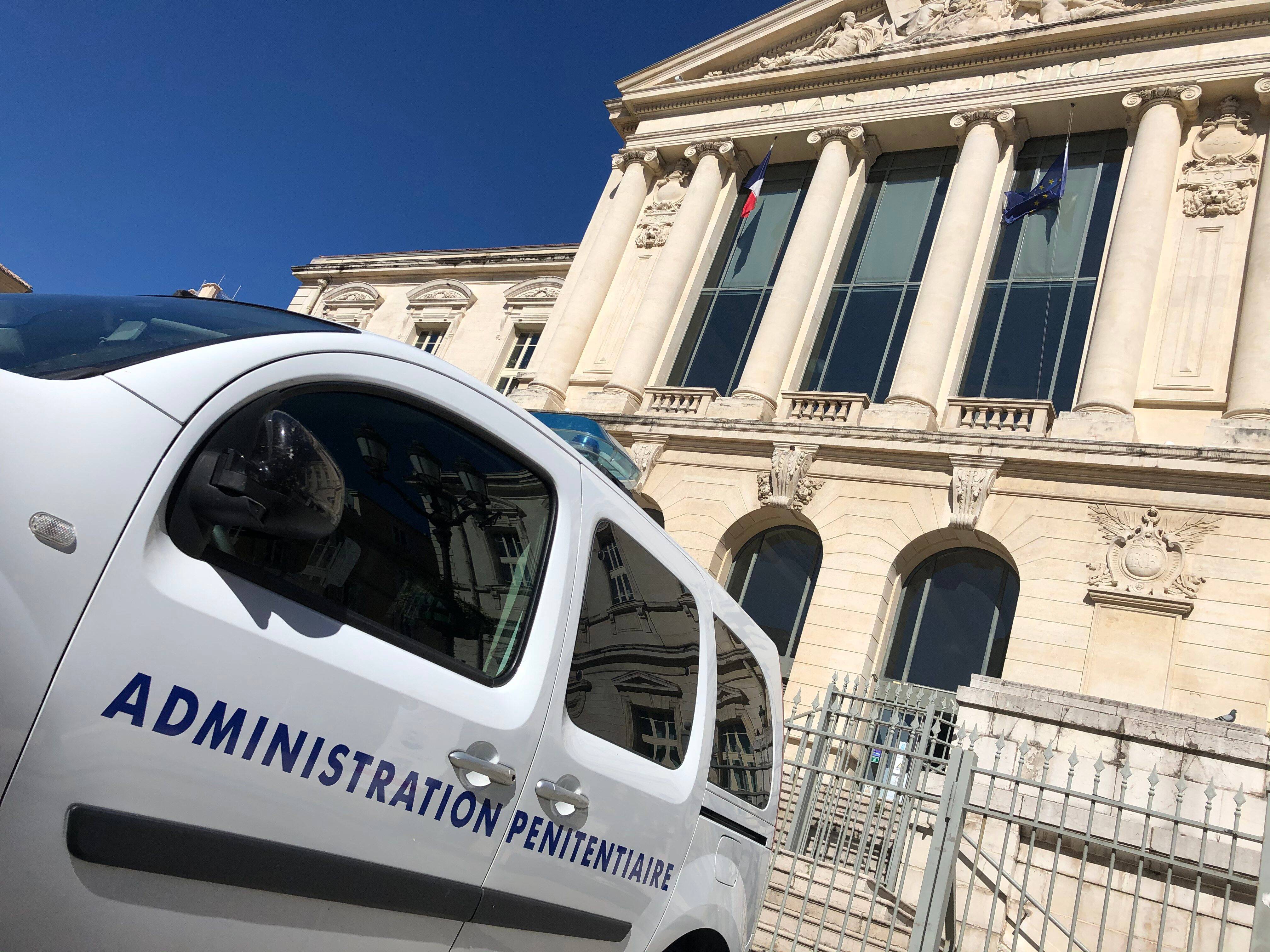 Il a arraché le sac d'une personne âgée en pleine rue et l'a blessé grièvement... Avant de rester muet face au juge