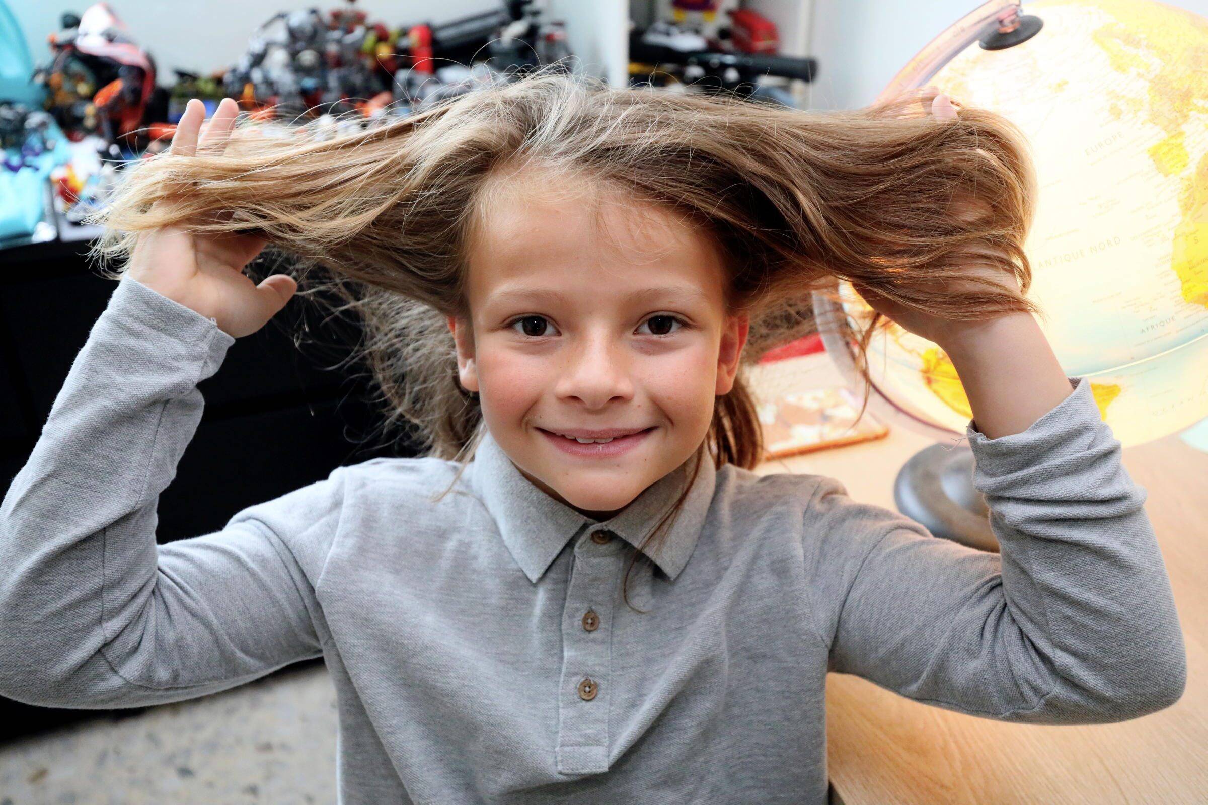 Le petit cannois Raphaël, 9 ans, se laisse pousser ses cheveux depuis un an et demi pour les offrir aux enfants malades