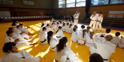 Petits et grands en admiration devant des médaillés olympiques de judo à Saint-Maximin