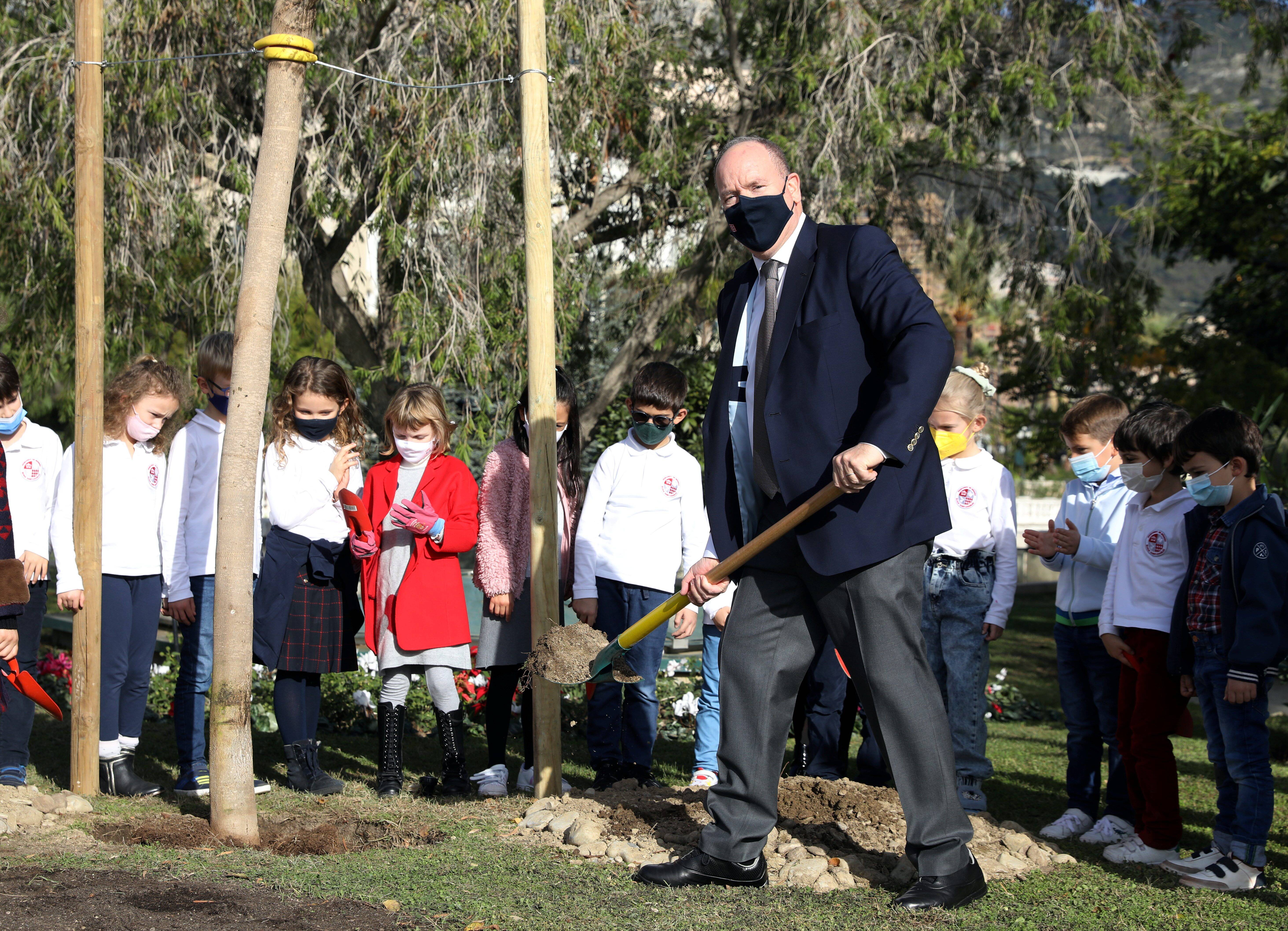 Le prince Albert II et ses enfants plantent un jacaranda sur les terrasses du Casino à Monaco pour les 100 ans du club Soroptimist