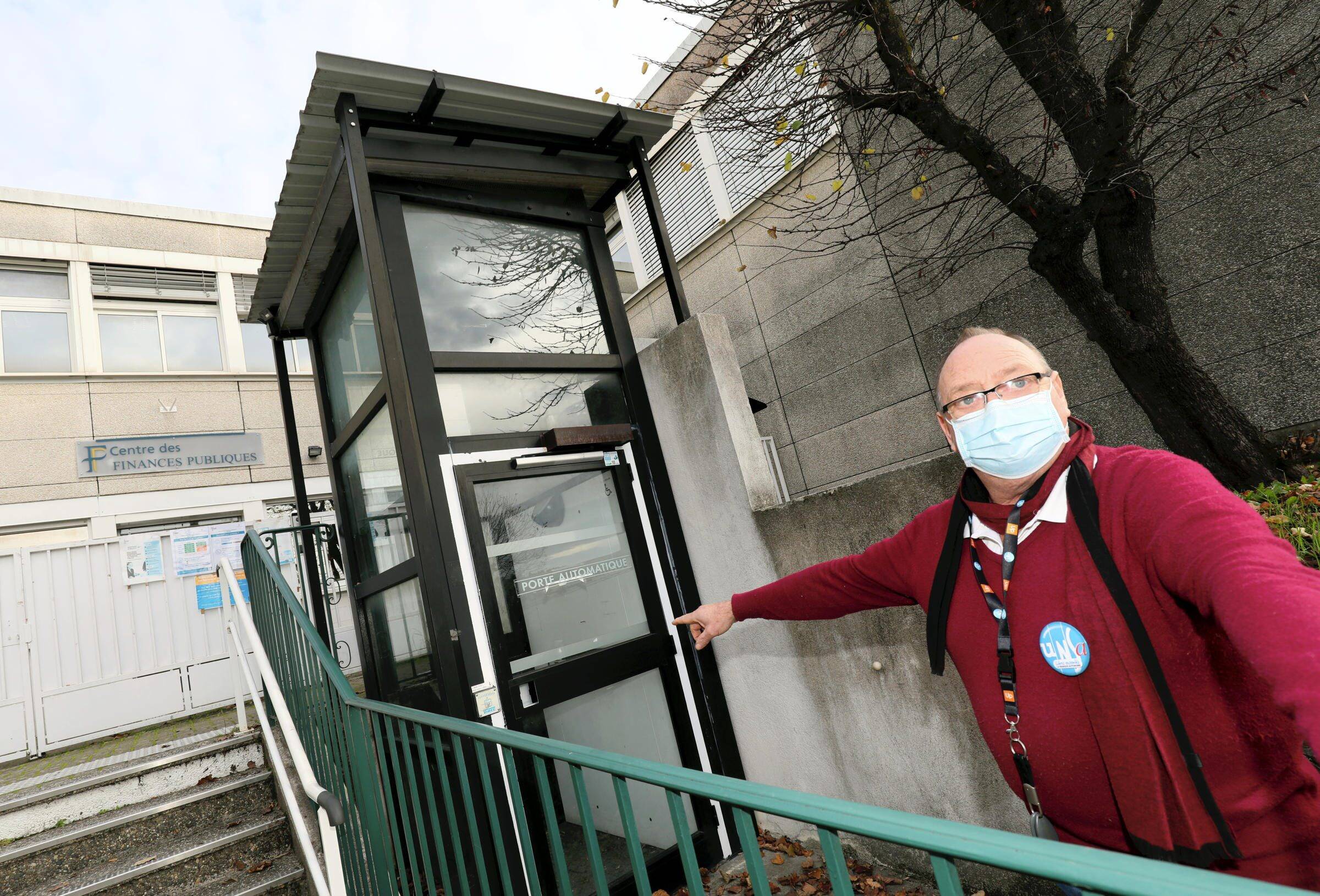 "Nous n'avons plus d'accès handicapés depuis août". Au centre des impôts de Grasse, c'est la galère pour les PMR