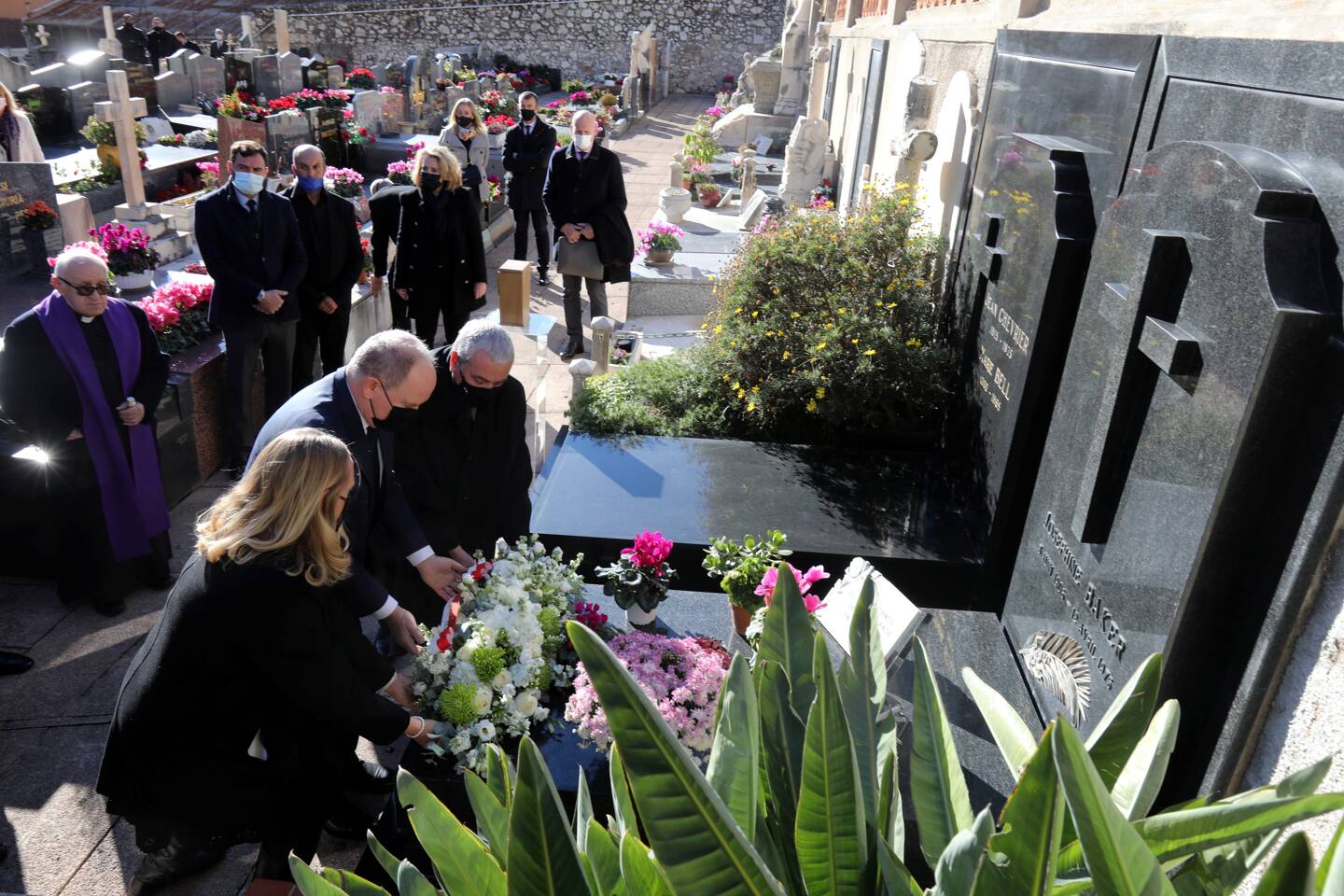 Cérémonie d'hommage à Josephine Baker au cimetière de Monaco, lundi soir, en présence de SAS le Prince Albert II et de Jeannot Bouilon-Baker.