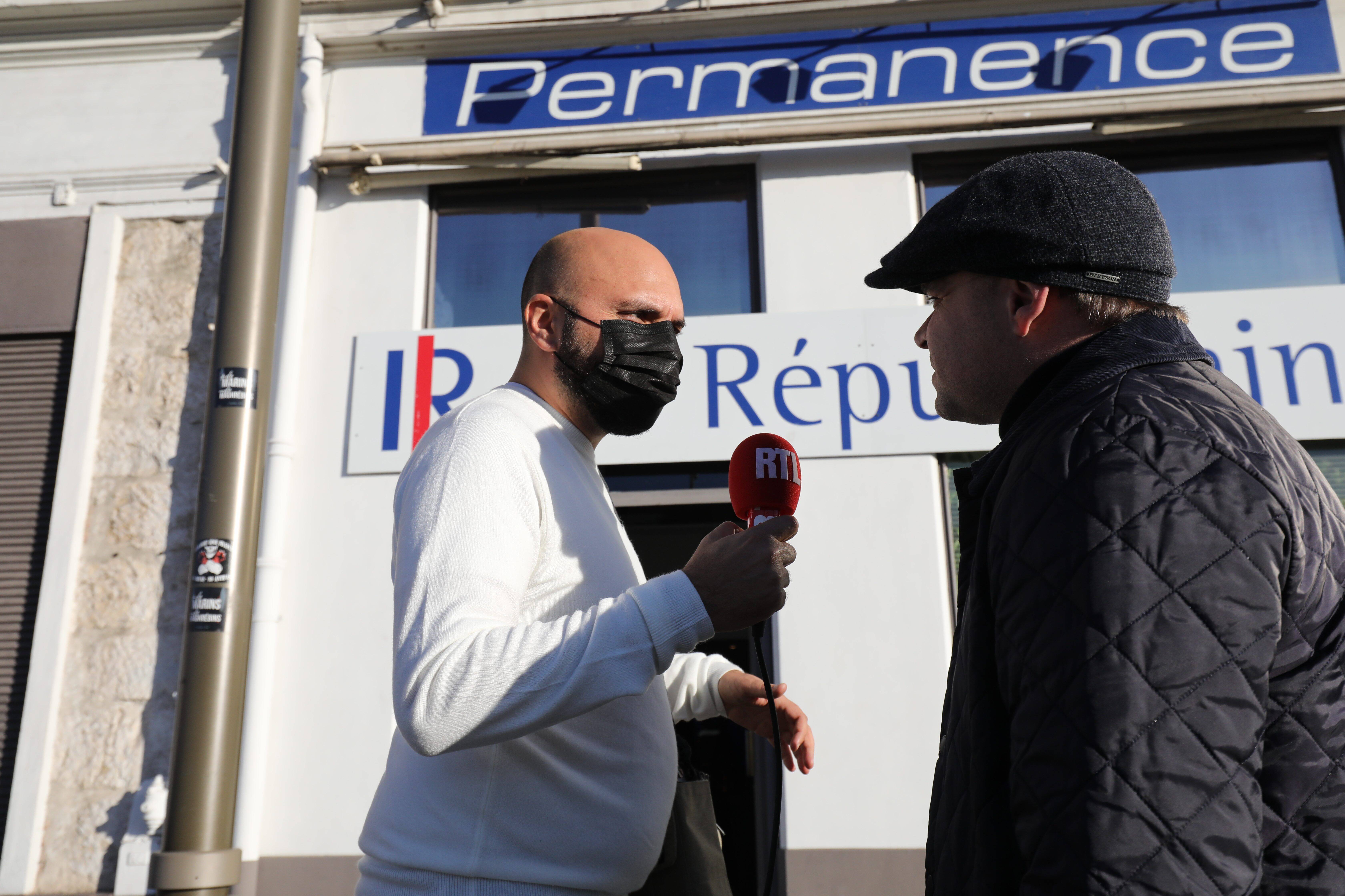 "Allez, on fait tous coucou à Estrosi". Au coeur du QG d'Eric Ciotti à Nice juste après sa victoire au congrès LR