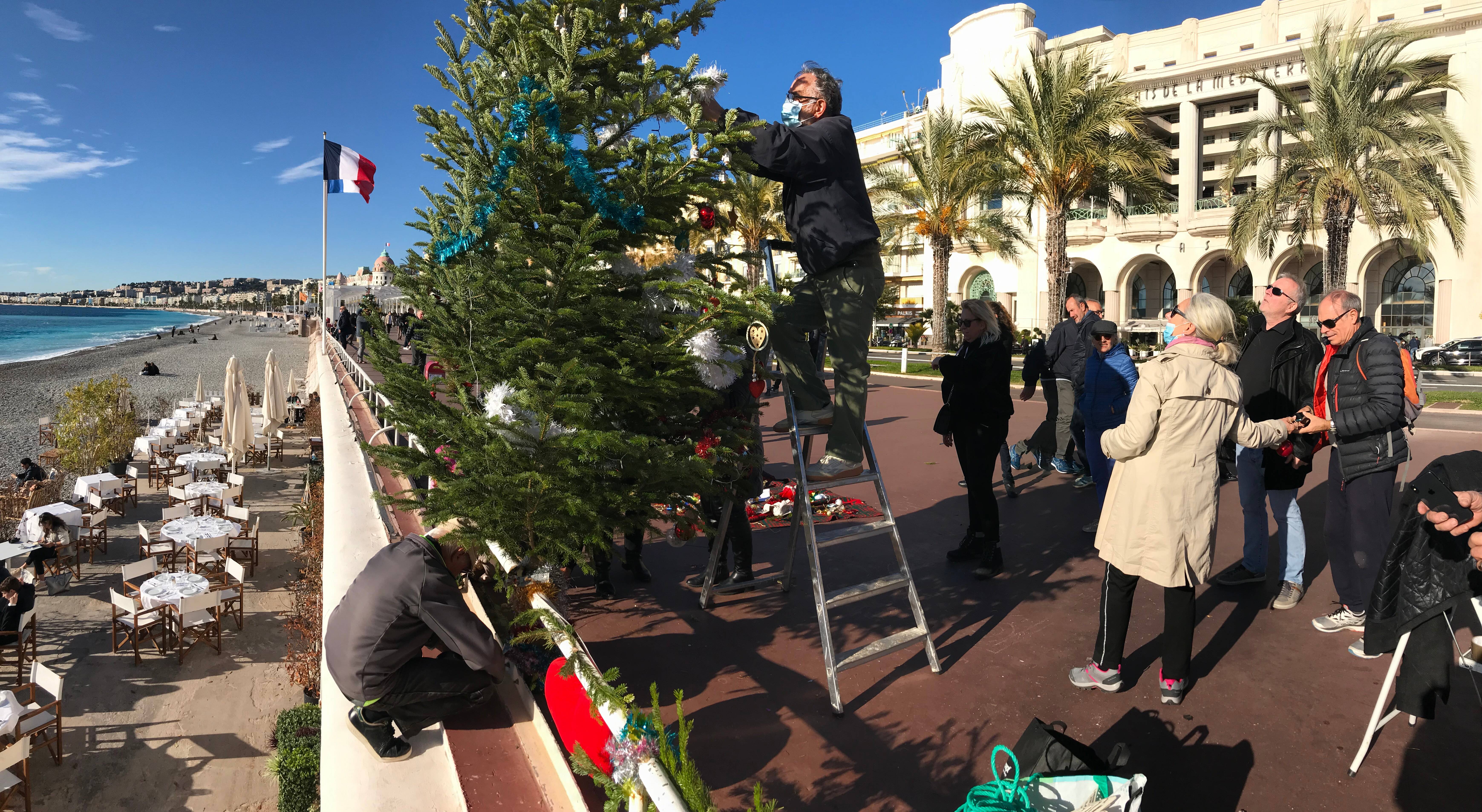 "C'est un symbole pour dire: on n'oublie pas": le sapin des anges, pour les victimes de l'attentat du 14-juillet, installé sur la Prom'