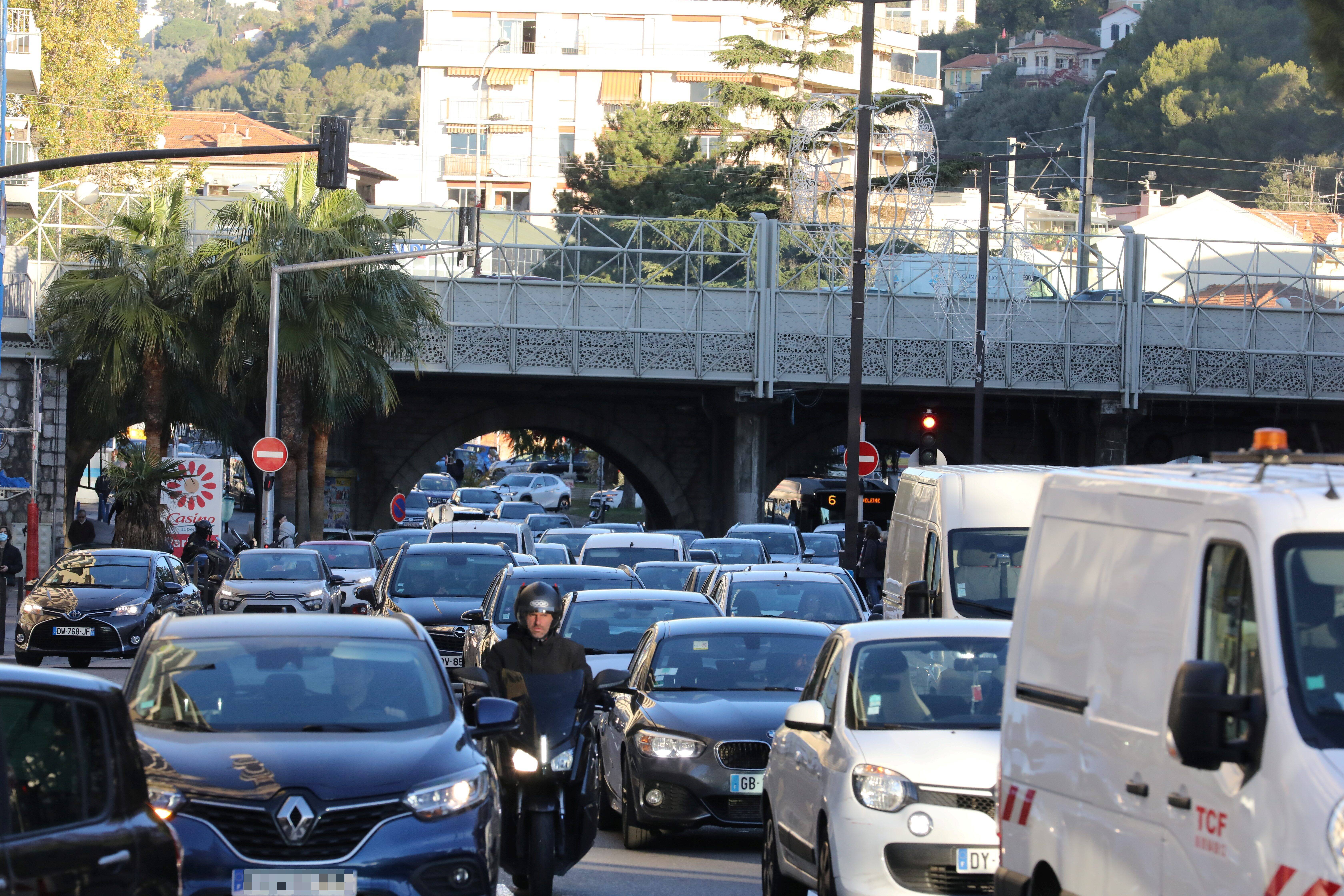 Pollution, embouteillages, piétons sous pression... Dans l'enfer du carrefour Magnan, l'un des plus grands de France