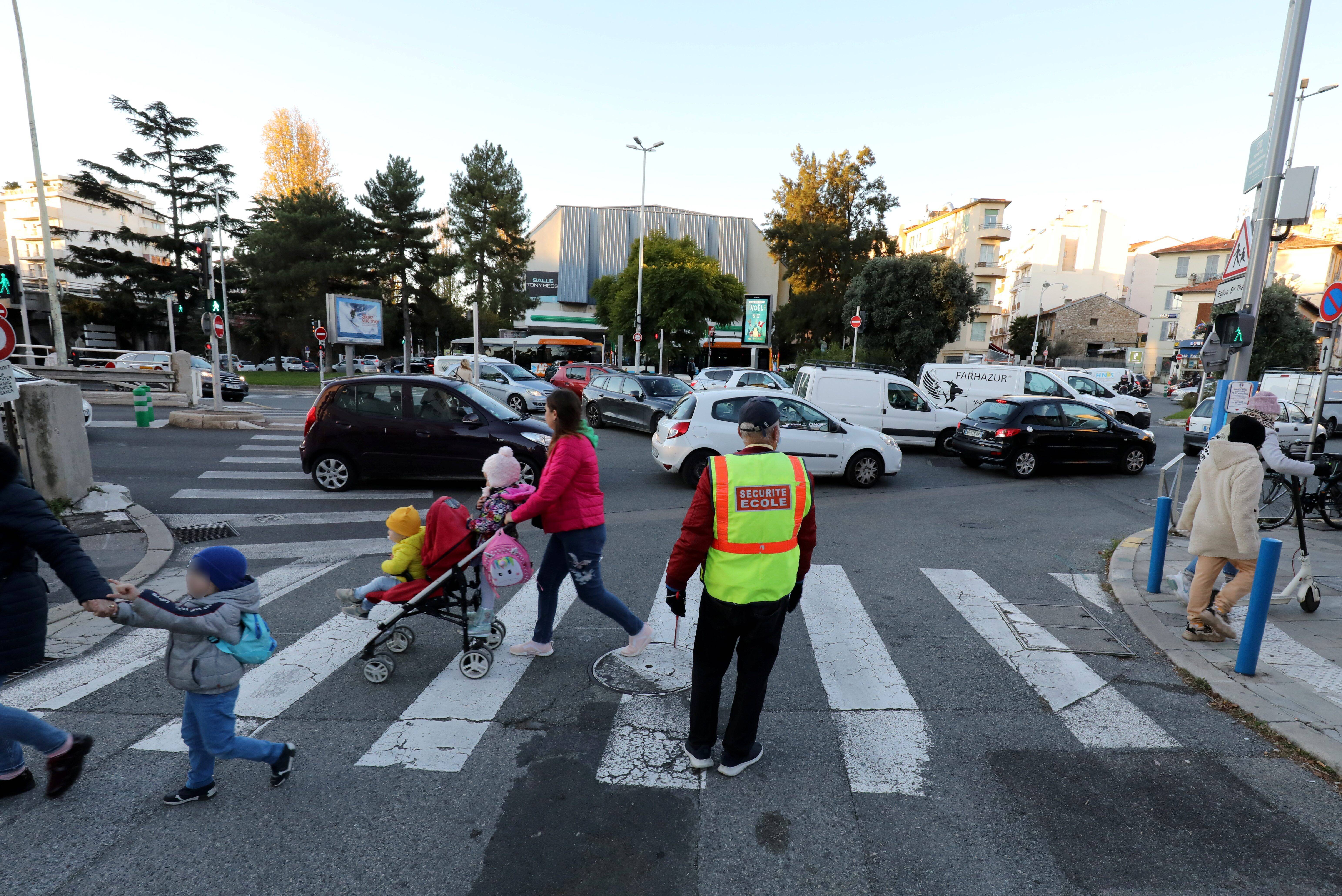 "Un enfer pour amener les enfants tous les matins": le ras-le-bol des automobilistes au carrefour de Magnan