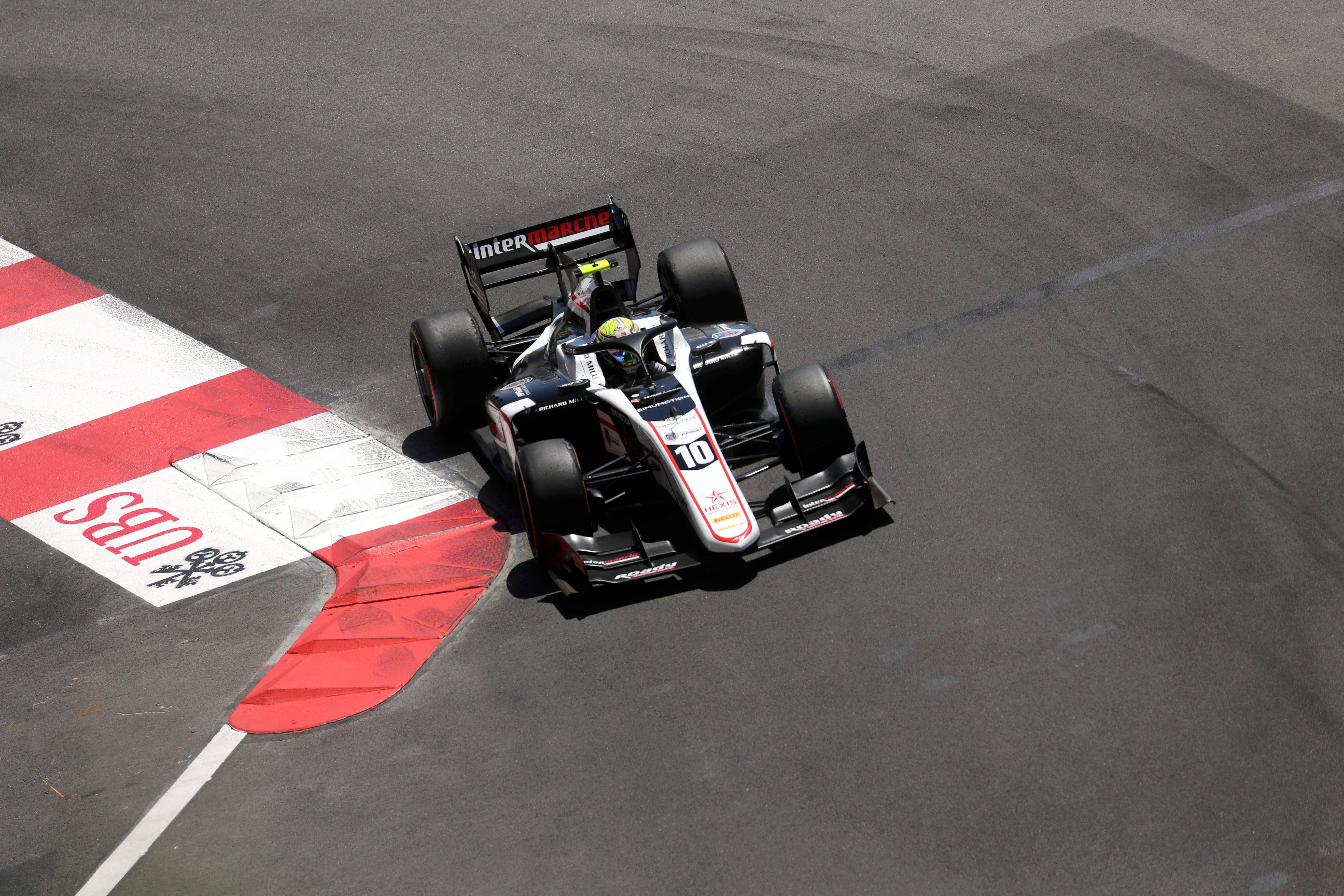 Le pilote grassois Théo Pourchaire pris dans un violent crash au départ d'une course de F2 en Arabie saoudite