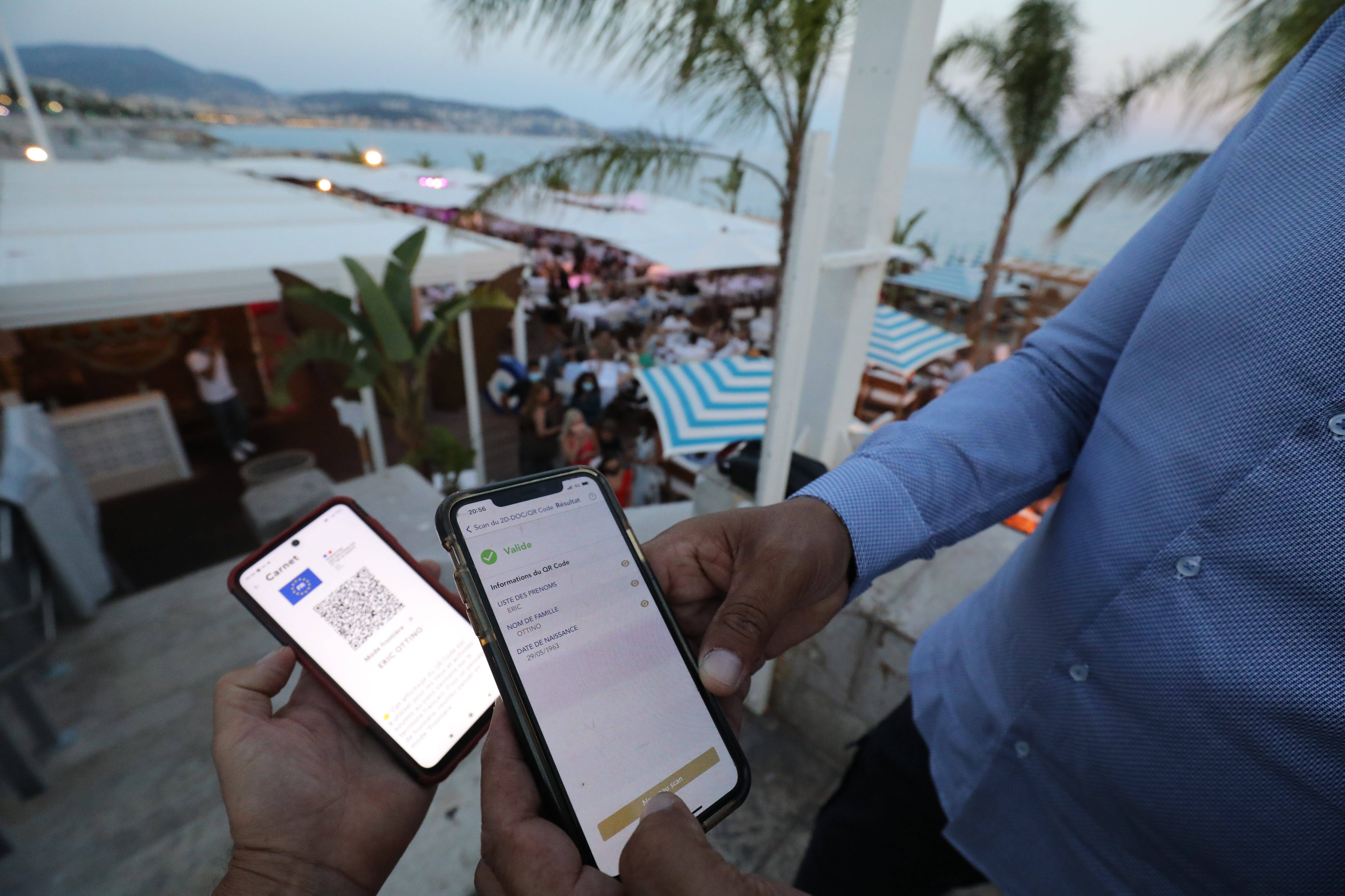 Face à la Covid-19, comment sauver Noël? Les pistes étudiées par le Conseil de défense ce lundi