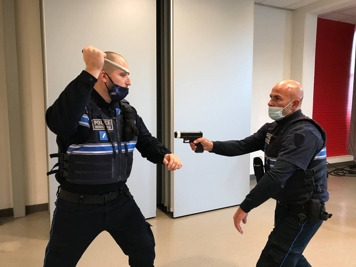 Julien et Olivier, policiers municipaux à Pégomas dans un spectaculaire exercice d’entraînement d’attaque au couteau.